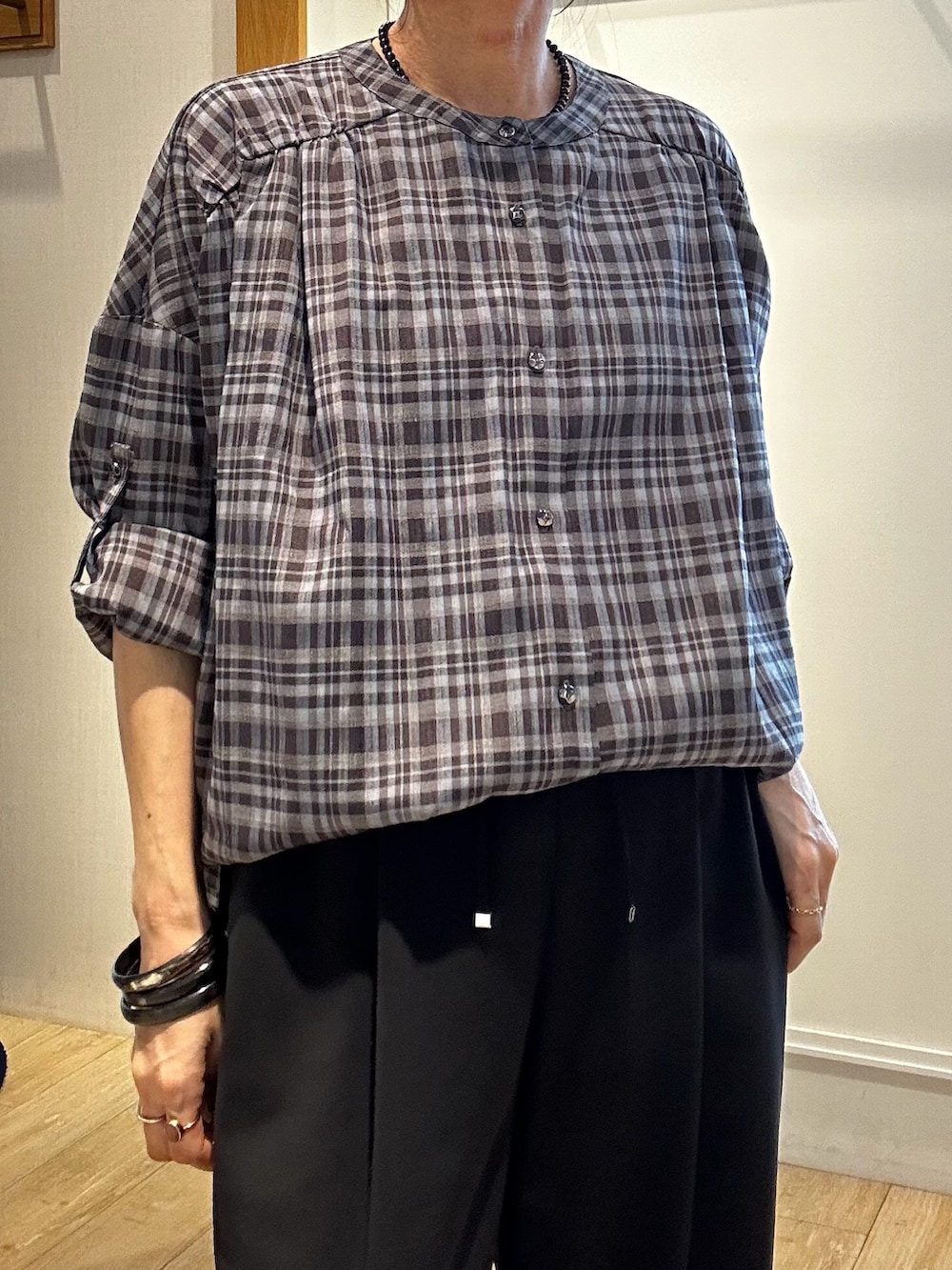 グレー系のシャツ/ブラウス、ブラウン系のその他パンツ、ブラック系のネックレスを着用したレディースの夏コーディネートの9枚目の写真