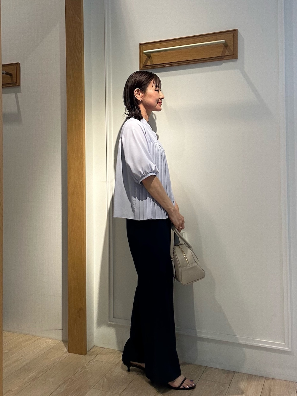 ブルー系のシャツ/ブラウス、ブルー系のその他パンツ、ブルー系のノーカラージャケットを着用したレディースの夏コーディネートの4枚目の写真