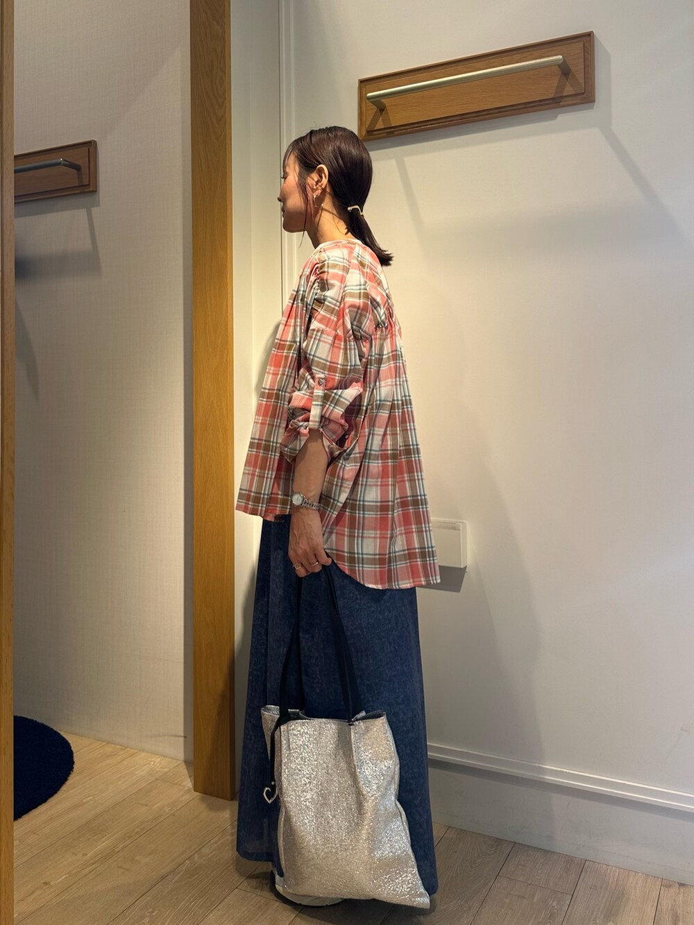 ブルー系のワンピース、レッド系のシャツ/ブラウス、ホワイト系のTシャツ/カットソーを着用したレディースの夏コーディネートの2枚目の写真