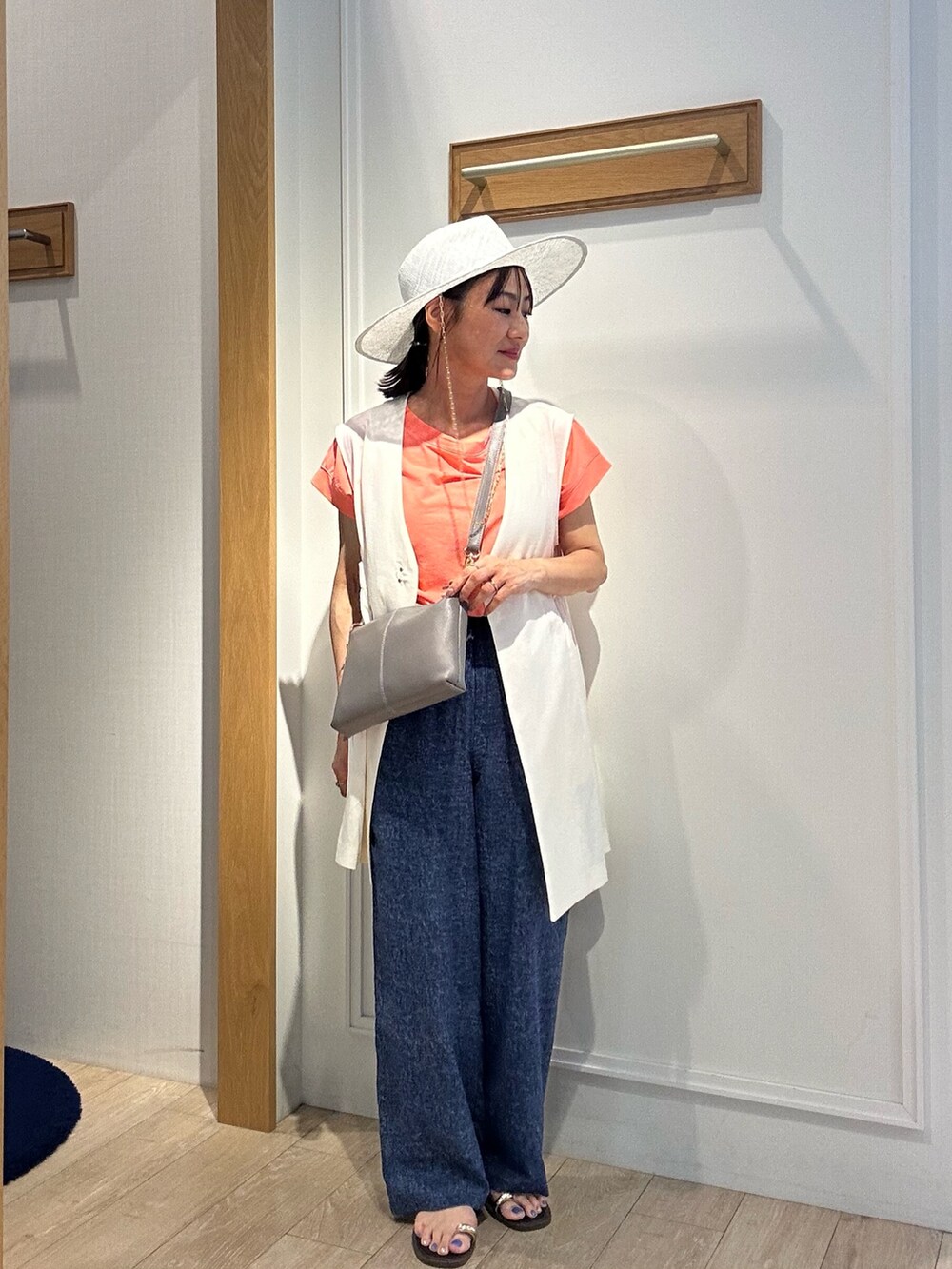 ブルー系のその他パンツ、ピンク系のTシャツ/カットソー、ホワイト系のノーカラージャケットを着用したレディースの夏コーディネートの3枚目の写真