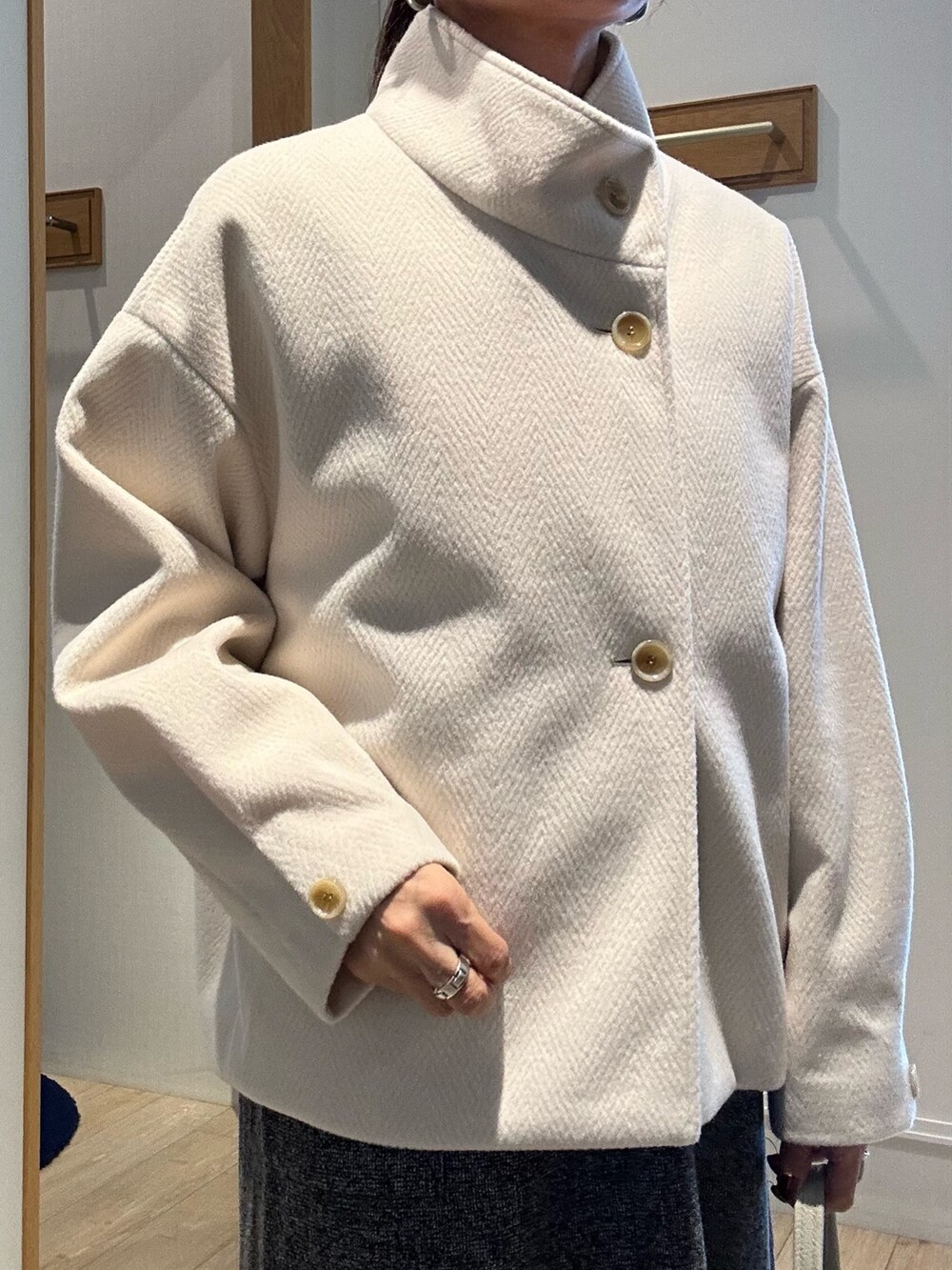 ホワイト系のテーラードジャケット、グレー系のワンピース、ホワイト系のシャツ/ブラウスを着用したレディースの秋コーディネートの5枚目の写真