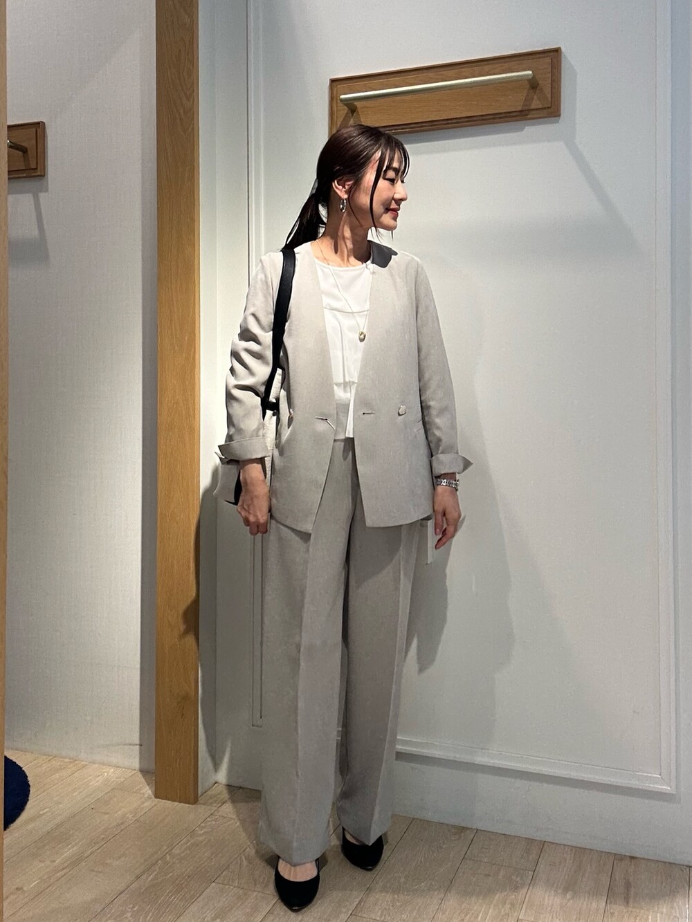 「春めき満開コーデ、春服、おでかけコーデ、ワントーンコーデ、初夏コーデ、ベージュ、ベージュコーデ、ベージュパンツ、お仕事、お仕事コーデ、パンツスタイル、パンツコーデ、パンツスーツ、低身長、低身長コーデ」｜「NOLLEY'S LIGHTの《セットアップ対応》UVカットライトツイル ノーカラージャケット（ノーカラージャケット、ベージュ系）」を使った、daimonさん（骨格ナチュラル・レディース・154cm）の春コーディネートの4枚目の写真