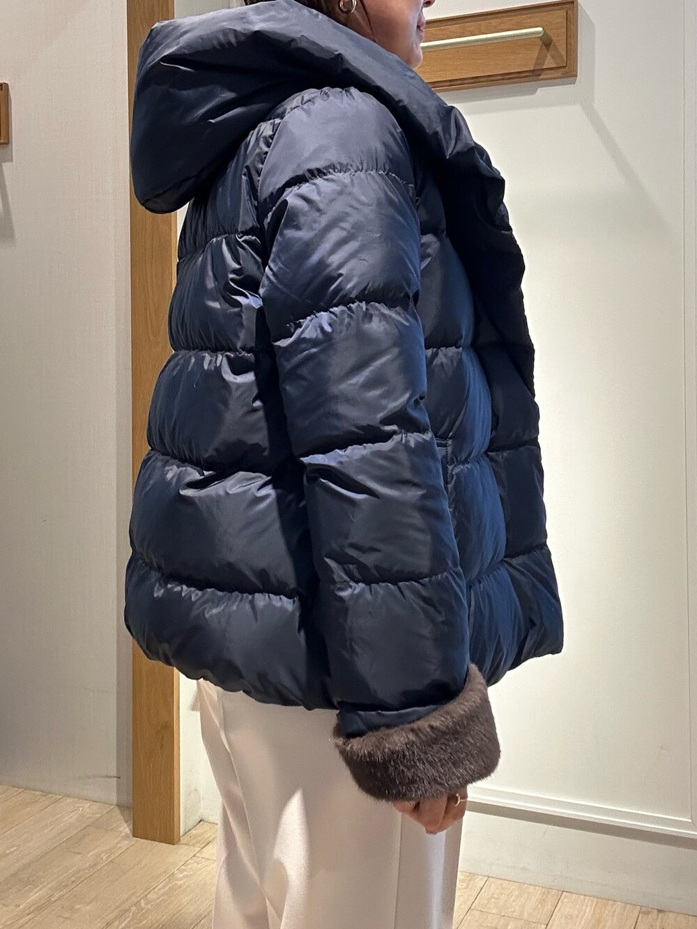 「冬アウター、おでかけコーデ、秋冬コーデ、シンフルコーデ、休日コーデ、キレイめ、カーディガン、低身長女子、お仕事コーデ、ダウン、ダウンジャケット、ダウンコート、ダウンコーデ、ツイード、ツイードジャケット」｜「MICO COULIERのハイストレッチジョーゼットパンツ（その他パンツ、ホワイト系）」を使った、daimonさん（骨格ナチュラル・レディース・154cm）の冬コーディネートの5枚目の写真