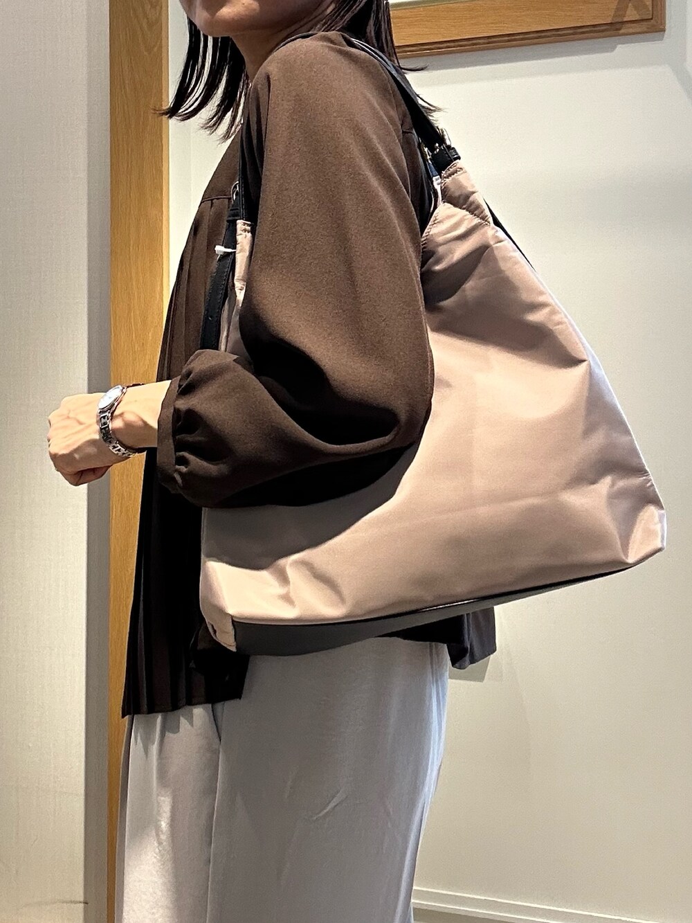 ブラウン系のシャツ/ブラウス、ベージュ系のその他パンツ、ベージュ系のトートバッグを着用したレディースの秋コーディネートの7枚目の写真