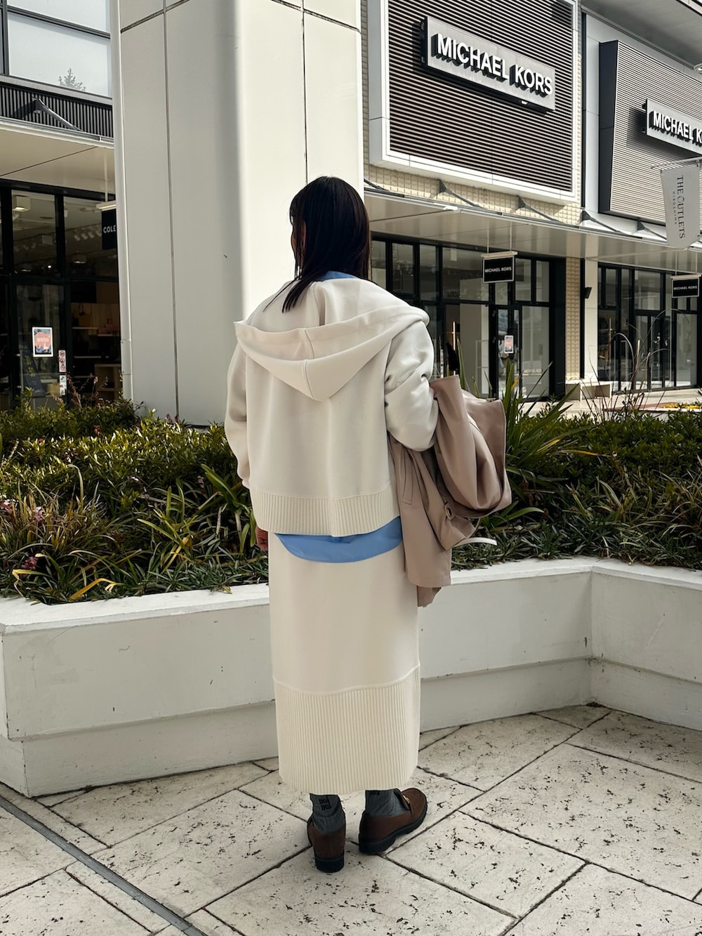 ベージュ系のその他アウター、ホワイト系のパーカー、ブルー系のシャツ/ブラウスを着用したレディースの冬コーディネートの9枚目の写真