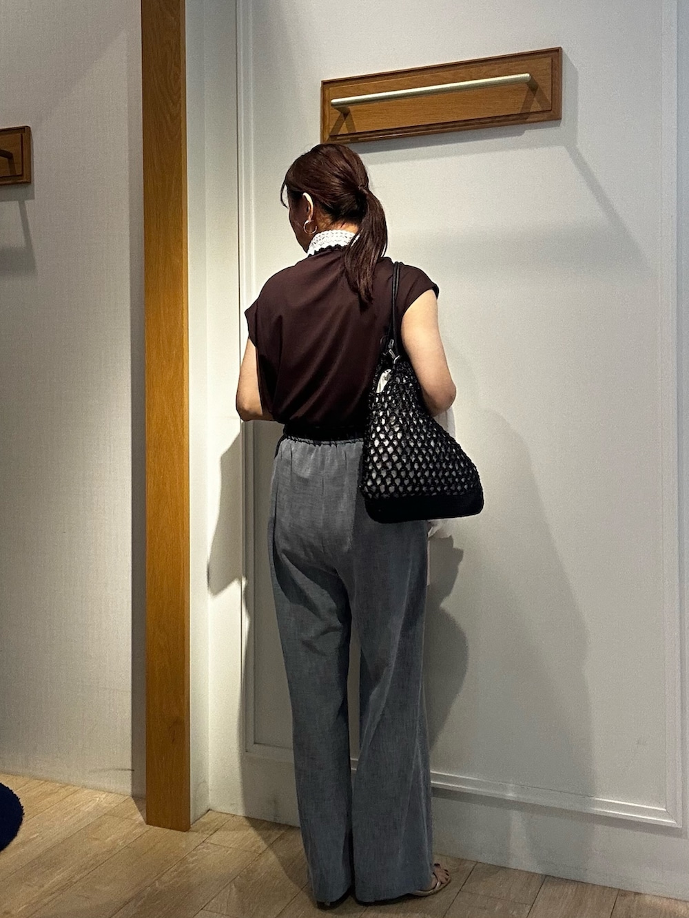 ホワイト系のテーラードジャケット、ブルー系のその他パンツ、ブラック系のTシャツ/カットソーを着用したレディースの春コーディネートの3枚目の写真