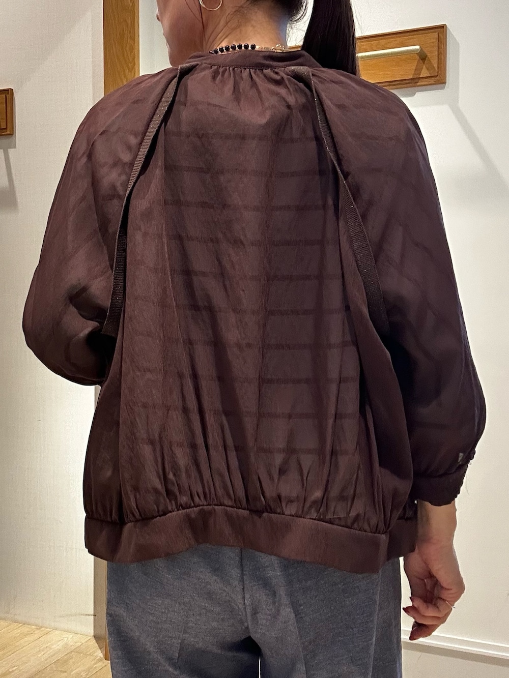 ブラウン系のブルゾン、ホワイト系のTシャツ/カットソー、ブルー系のその他パンツを着用したレディースの夏コーディネートの7枚目の写真