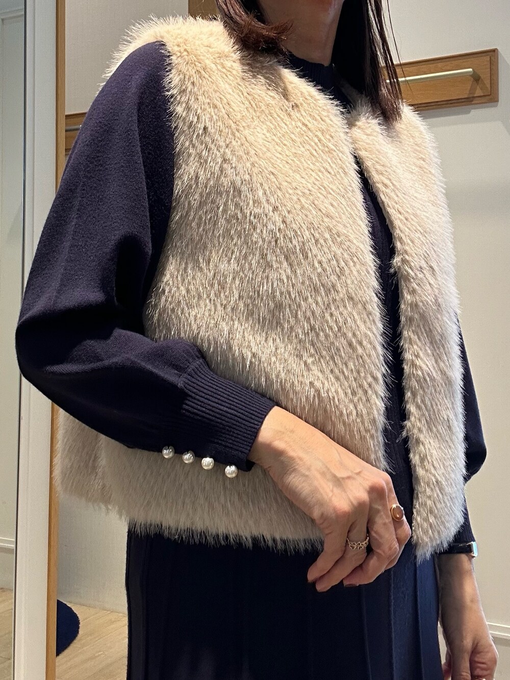 ブルー系のワンピース、グレー系のトートバッグ、ベージュ系のブルゾンを着用したレディースの秋コーディネートの9枚目の写真