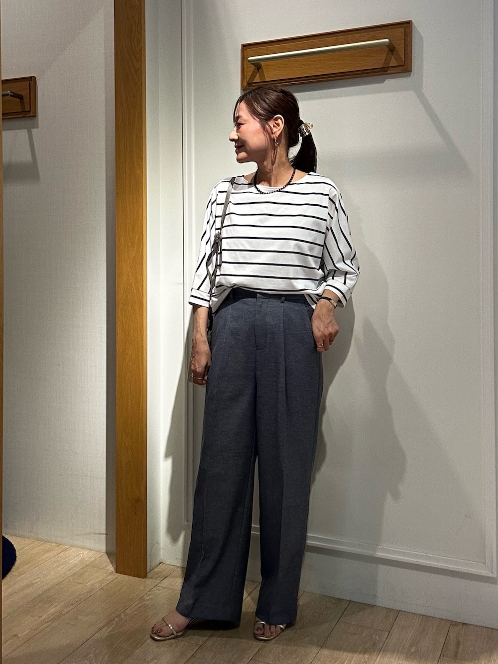 ブラウン系のブルゾン、ホワイト系のTシャツ/カットソー、ブルー系のその他パンツを着用したレディースの夏コーディネートの10枚目の写真
