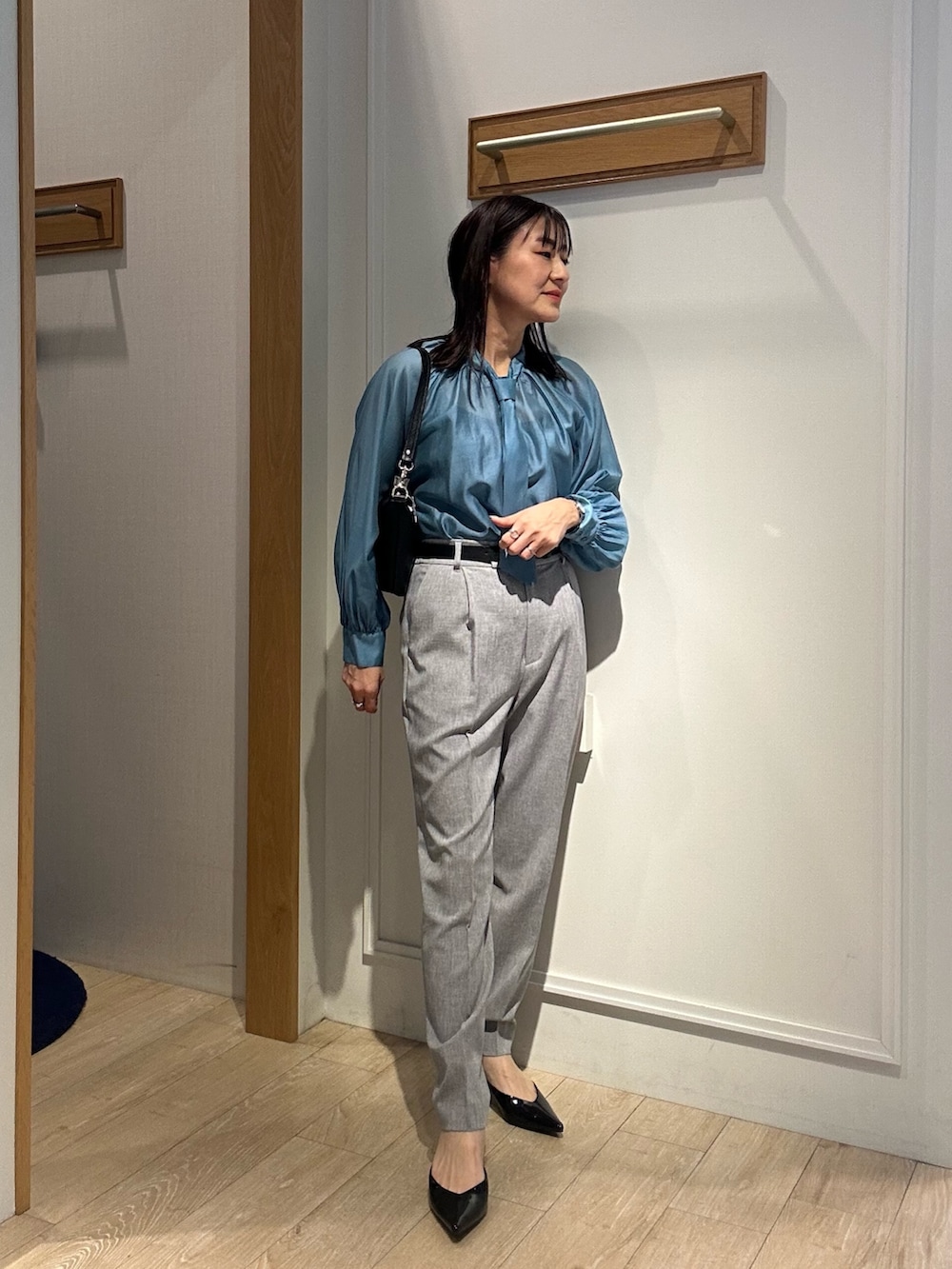 「ジャケット、春コーデ、パンツコーデ、お出かけコーデ、ブルー、スーツスタイル、スーツコーデ、セットアップ、セットアップスタイル、ブラウスコーデ、低身長コーデ、低身長、低身長女子、40代ファッション、40代」｜「MICO COULIERの《セットアップ対応》ライトシャンブレーパンツ（その他パンツ、グレー系）」を使った、daimonさん（骨格ナチュラル・レディース・154cm）の春コーディネートの2枚目の写真