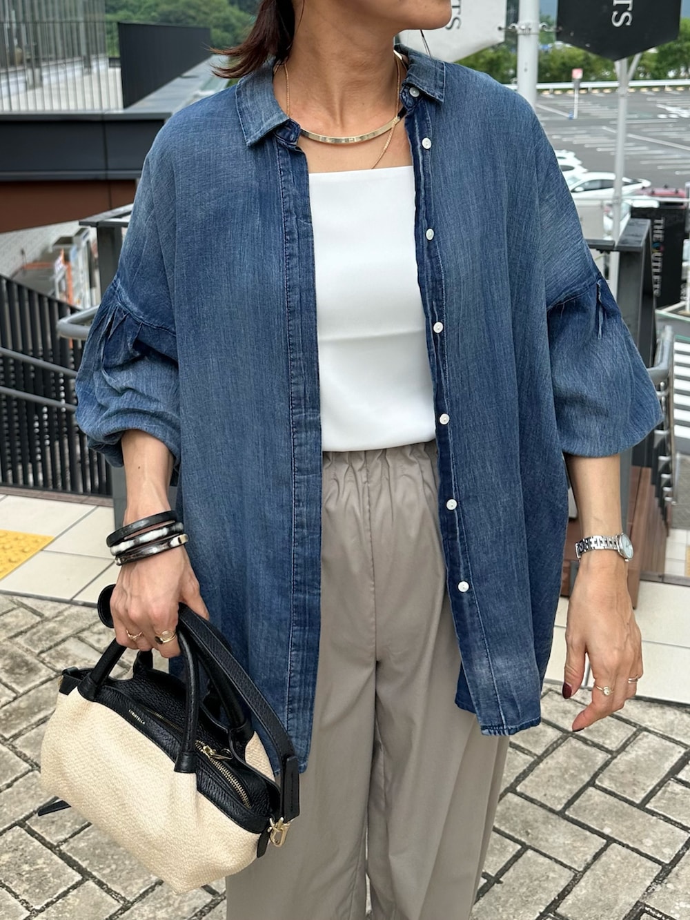 ホワイト系のTシャツ/カットソー、ベージュ系のその他パンツ、ブラック系のバックパック/リュックを着用したレディースの夏コーディネートの6枚目の写真