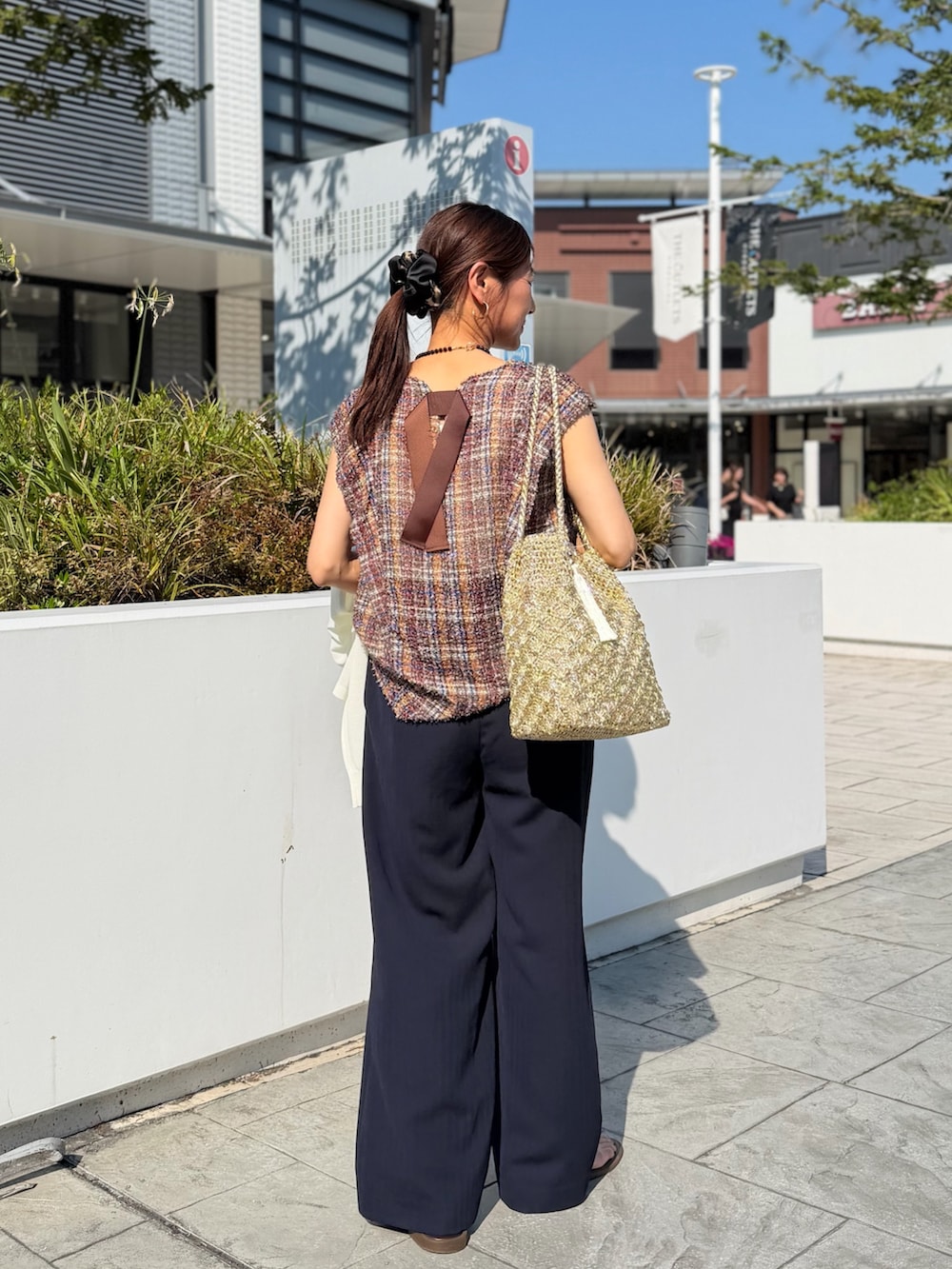 ブラウン系のシャツ/ブラウス、ブルー系のその他パンツ、ホワイト系のTシャツ/カットソーを着用したレディースの夏コーディネートの3枚目の写真