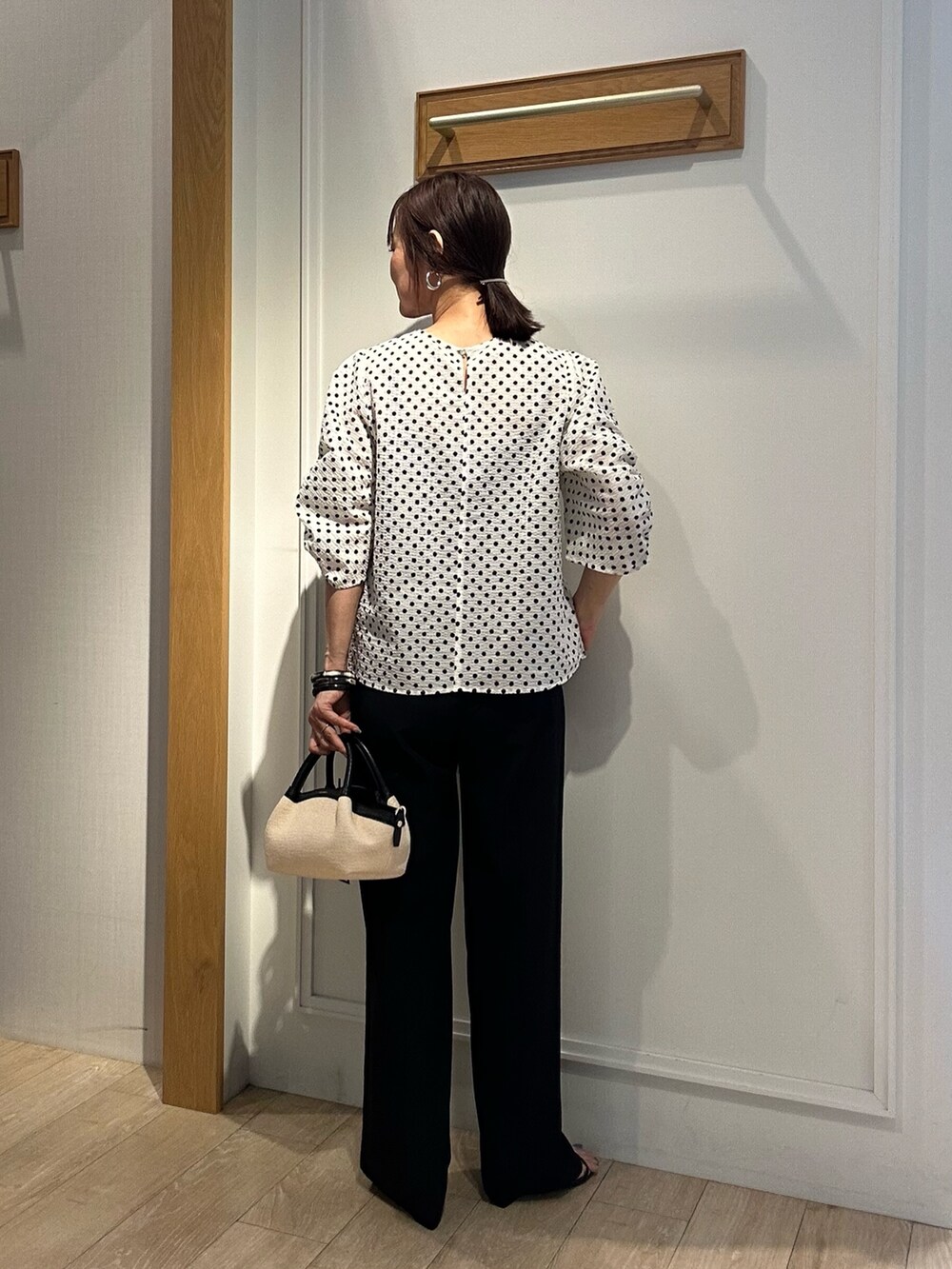 ホワイト系のシャツ/ブラウス、ブラック系のその他パンツ、ブラック系のサンダルを着用したレディースの夏コーディネートの6枚目の写真