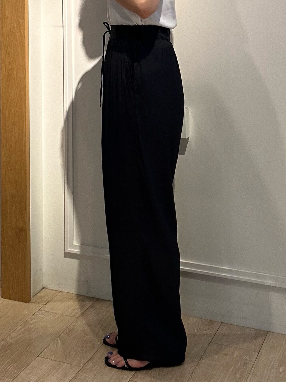 ブラック系のシャツ/ブラウス、ブラック系のその他パンツ、ブラック系のバックパック/リュックを着用したレディースの夏コーディネートの8枚目の写真