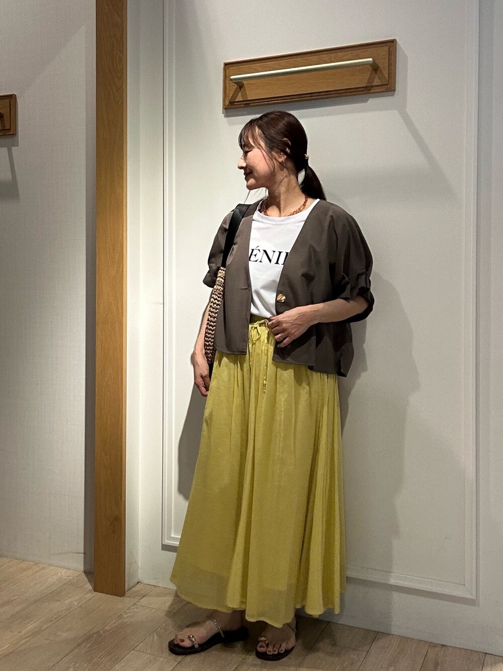 ブラウン系のサンダル、ホワイト系のTシャツ/カットソー、グリーン系のノーカラージャケットを着用したレディースの夏コーディネートの2枚目の写真