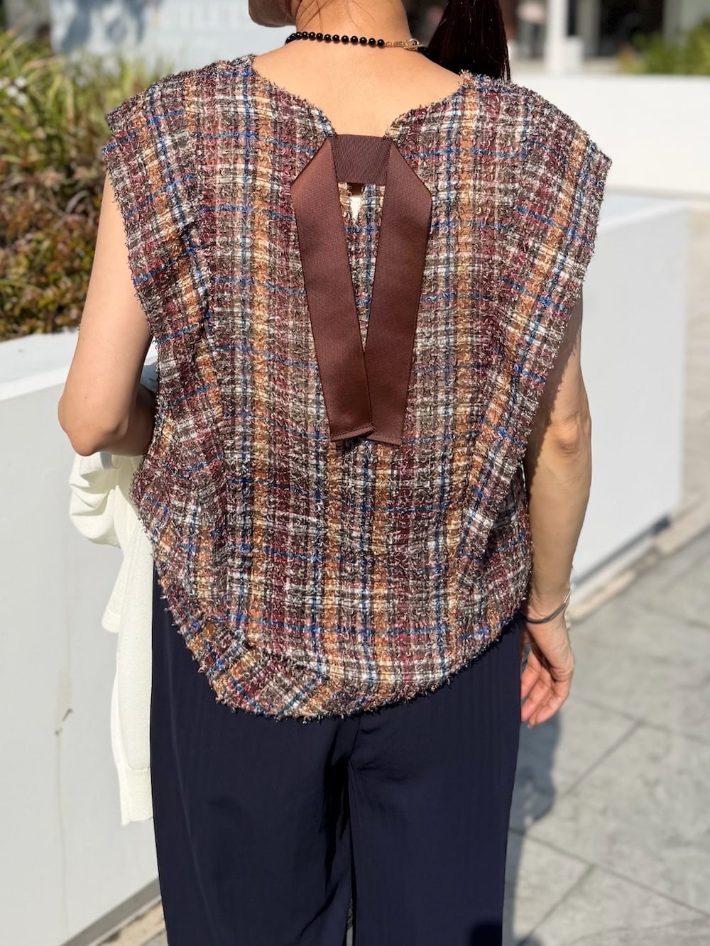 ブラウン系のシャツ/ブラウス、ブルー系のその他パンツ、ホワイト系のTシャツ/カットソーを着用したレディースの夏コーディネートの6枚目の写真