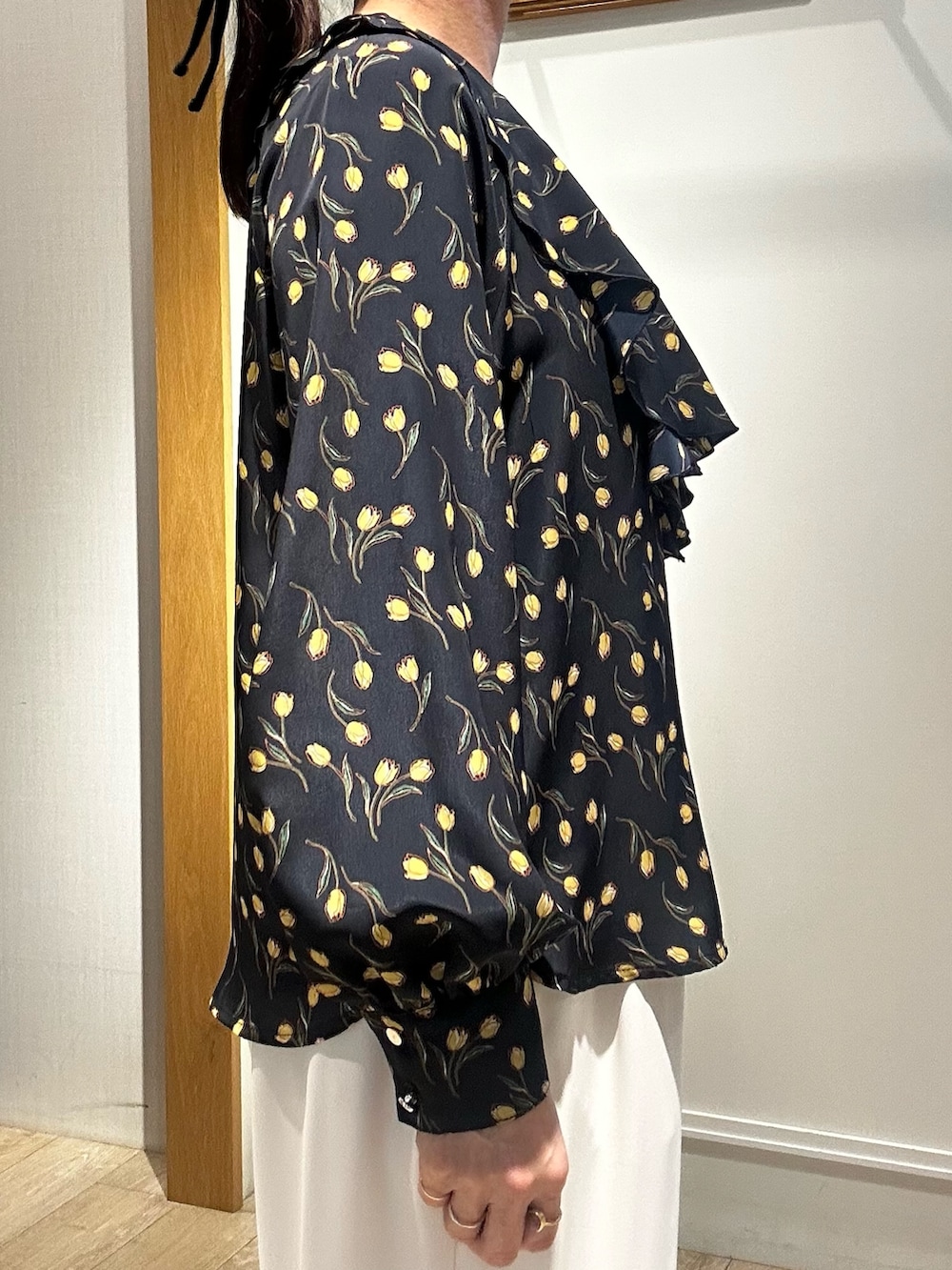 ブルー系のシャツ/ブラウス、ホワイト系のその他パンツ、グレー系のショルダーバッグを着用したレディースの春コーディネートの6枚目の写真