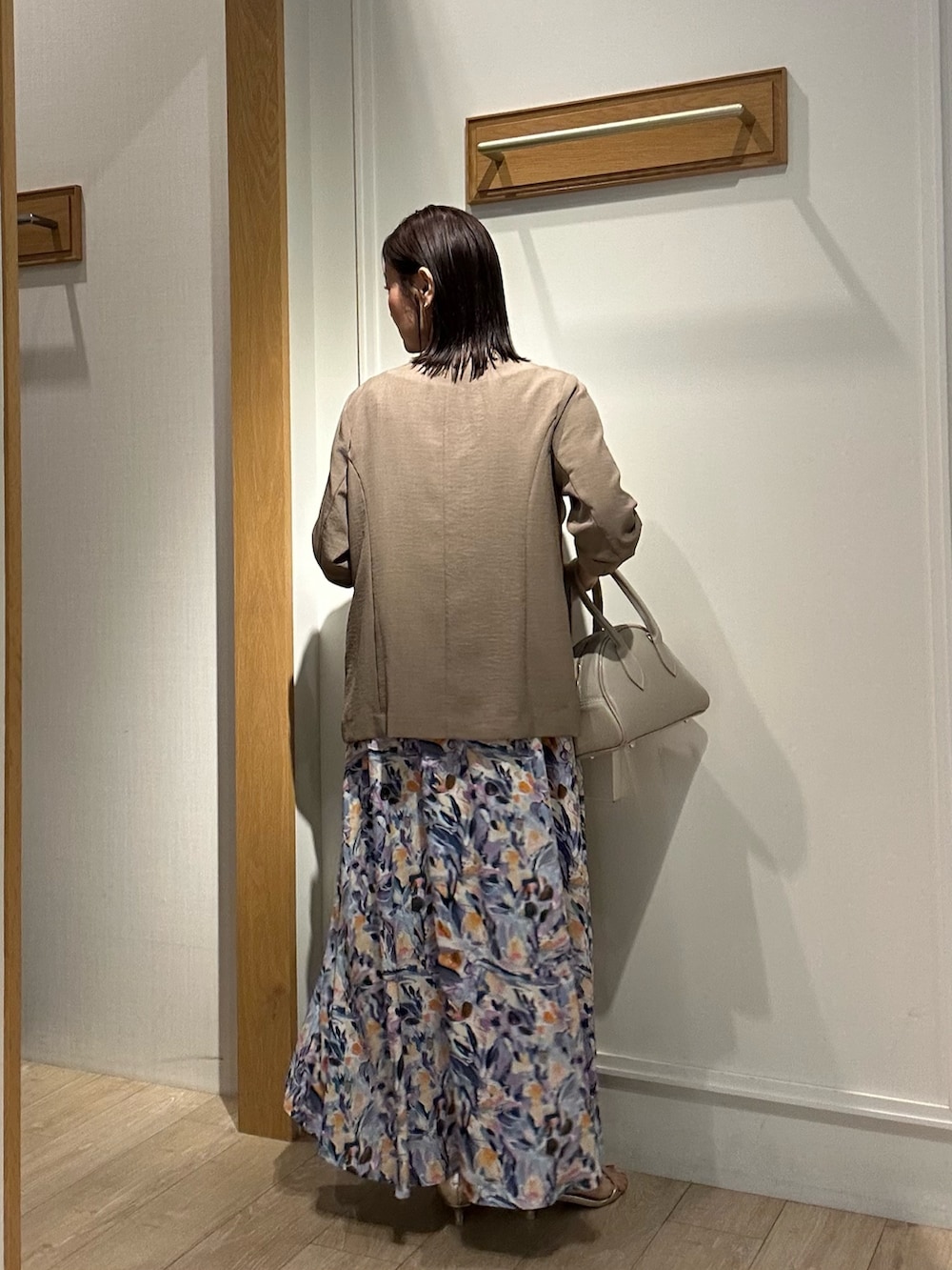 ブルー系のワンピース、イエロー系のノーカラージャケット、ベージュ系のボストンバッグを着用したレディースの夏コーディネートの5枚目の写真
