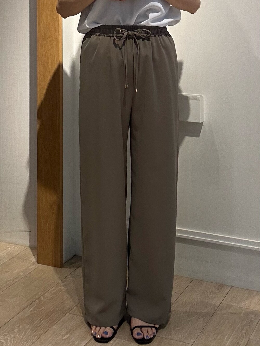 ホワイト系のシャツ/ブラウス、グリーン系のその他パンツ、イエロー系のシャツ/ブラウスを着用したレディースの夏コーディネートの7枚目の写真