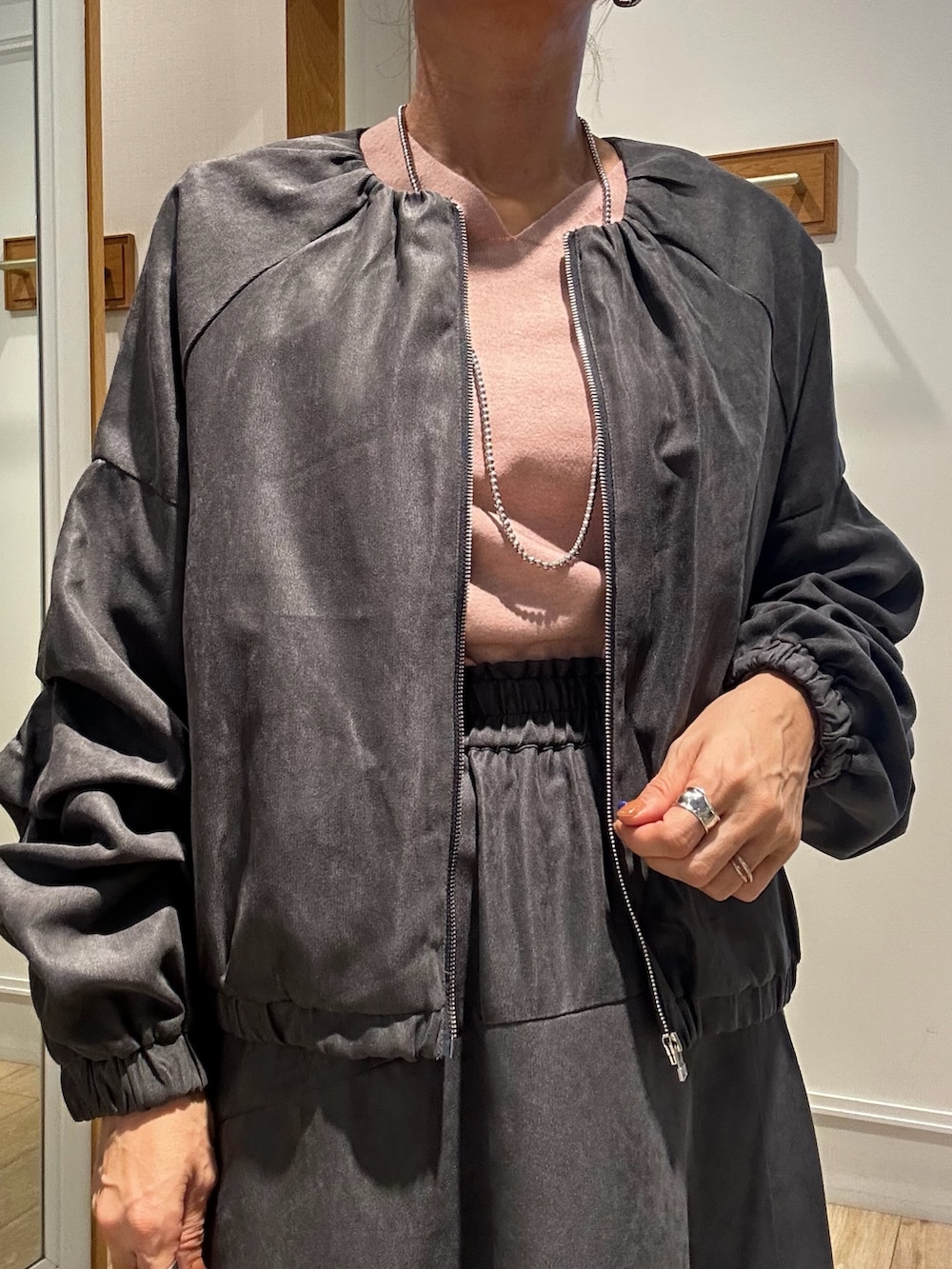ブラック系のショルダーバッグ、ブラック系のその他パンツ、グレー系のブルゾンを着用したレディースの秋コーディネートの8枚目の写真
