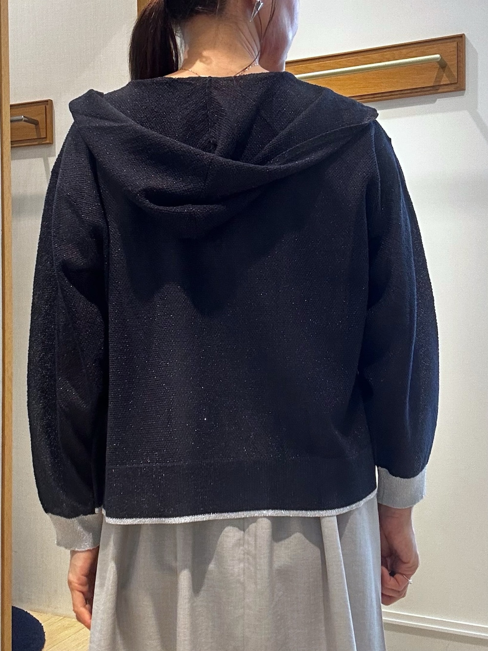 ブルー系のカーディガン/ボレロ、ベージュ系のワンピース、ブラウン系のノーカラージャケットを着用したレディースの春コーディネートの7枚目の写真