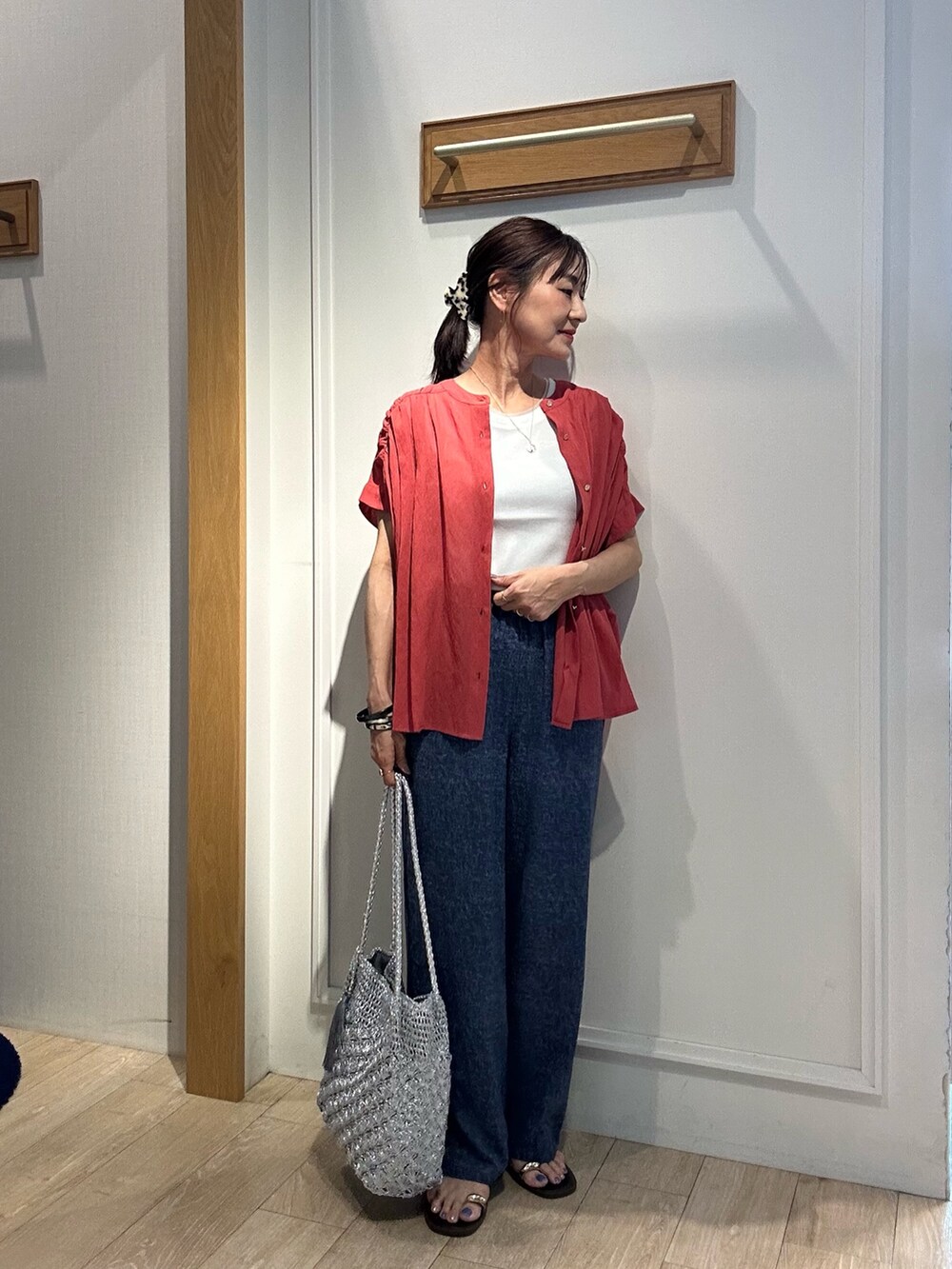 レッド系のシャツ/ブラウス、ホワイト系のTシャツ/カットソー、ブルー系のその他パンツを着用したレディースの夏コーディネートの2枚目の写真