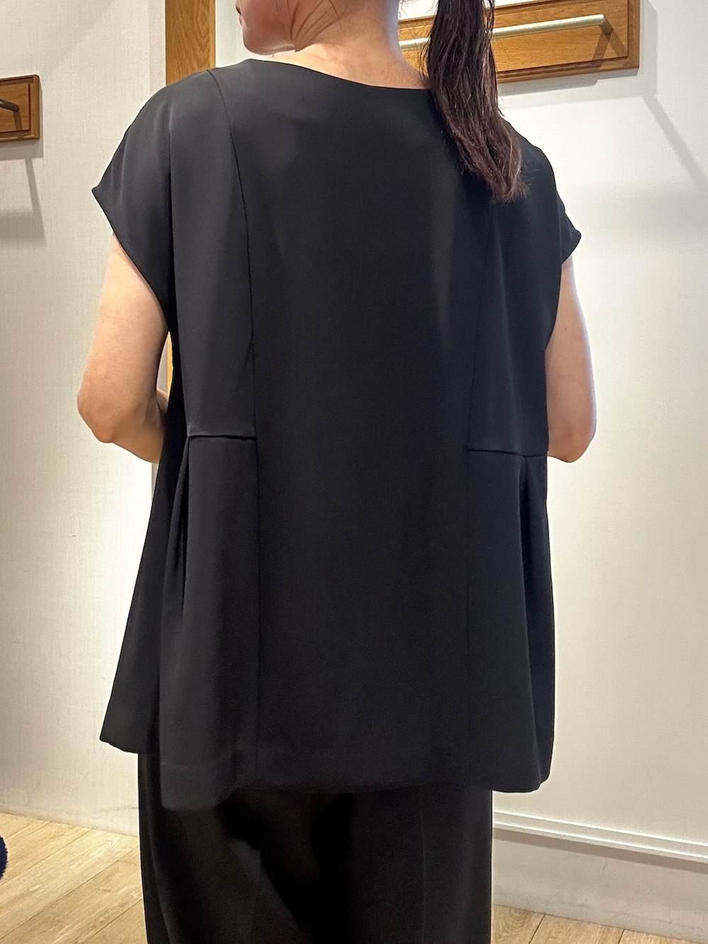 ベージュ系のショルダーバッグ、ブルー系のシャツ/ブラウス、ブラウン系のその他パンツを着用したレディースの夏コーディネートの6枚目の写真