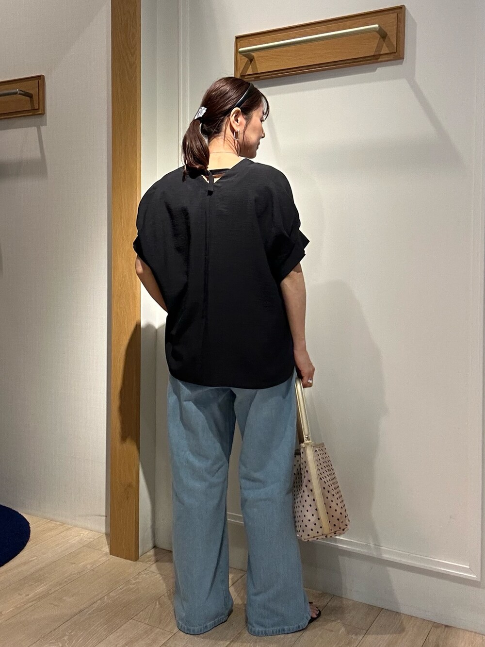 「大人カジュアル、大人女子、春、カジュアルコーデ、大人かわいい、オトナカジュアル、春服、キレイめ、低身長女子、デニムコーデ、きれいめカジュアル、パンツスタイル、デニム、きれいめコーディネート、パンツコーデ」｜「MICO COULIERのサップタンブラーシャツ（シャツ/ブラウス、グレー系）」を使った、daimonさん（骨格ナチュラル・レディース・154cm）の春コーディネートの3枚目の写真