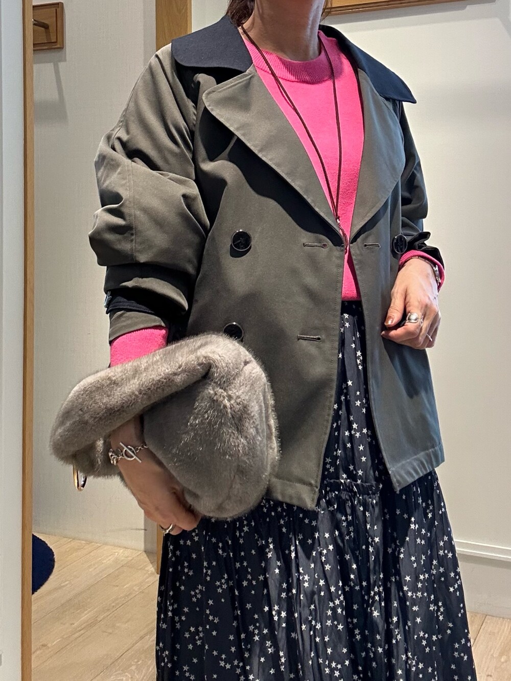 グレー系のトレンチコート、ピンク系のニット/セーターを着用したレディースの秋コーディネートの7枚目の写真