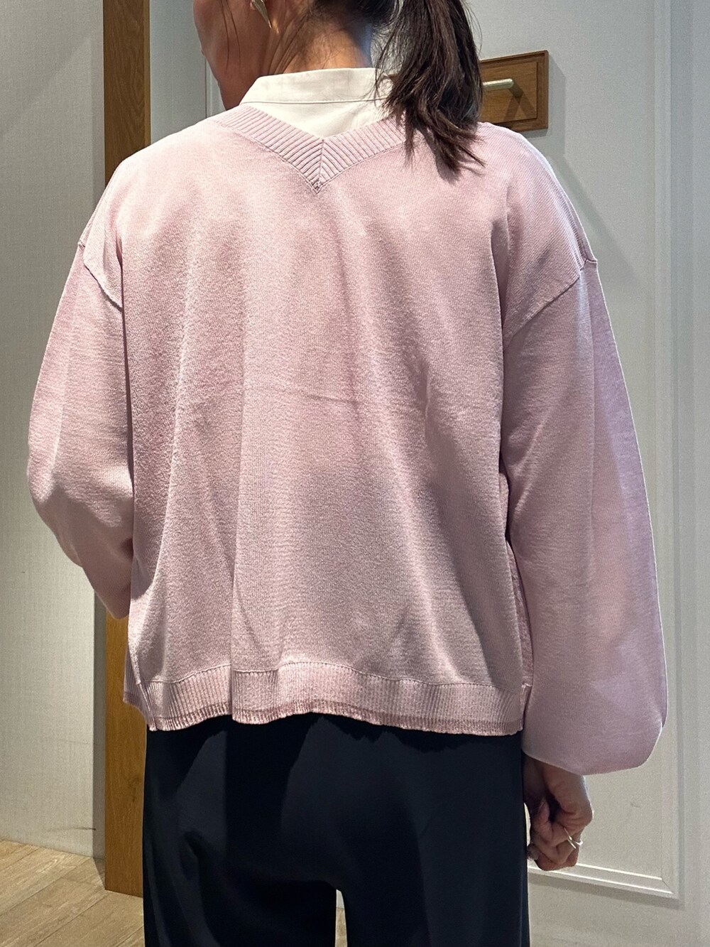ピンク系のカーディガン/ボレロ、ホワイト系のシャツ/ブラウス、ブルー系のその他パンツを着用したレディースの春コーディネートの7枚目の写真