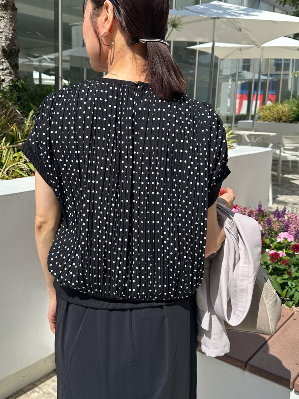 ブラック系のシャツ/ブラウス、ブラック系のスカート、ベージュ系のボストンバッグを着用したレディースの夏コーディネートの6枚目の写真