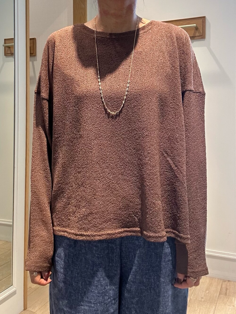 ブラウン系のTシャツ/カットソー、ブルー系のその他パンツ、ゴールド系のピアス（両耳用）を着用したレディースの夏コーディネートの5枚目の写真