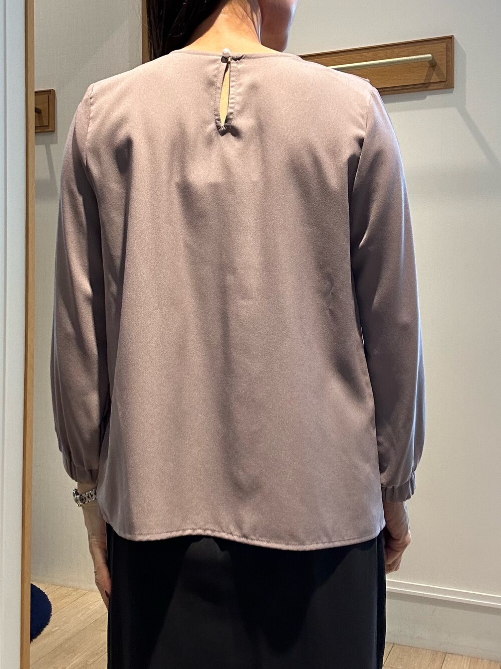 ブラウン系のシャツ/ブラウス、ブラック系のスカート、ブラック系のトートバッグを着用したレディースの秋コーディネートの9枚目の写真