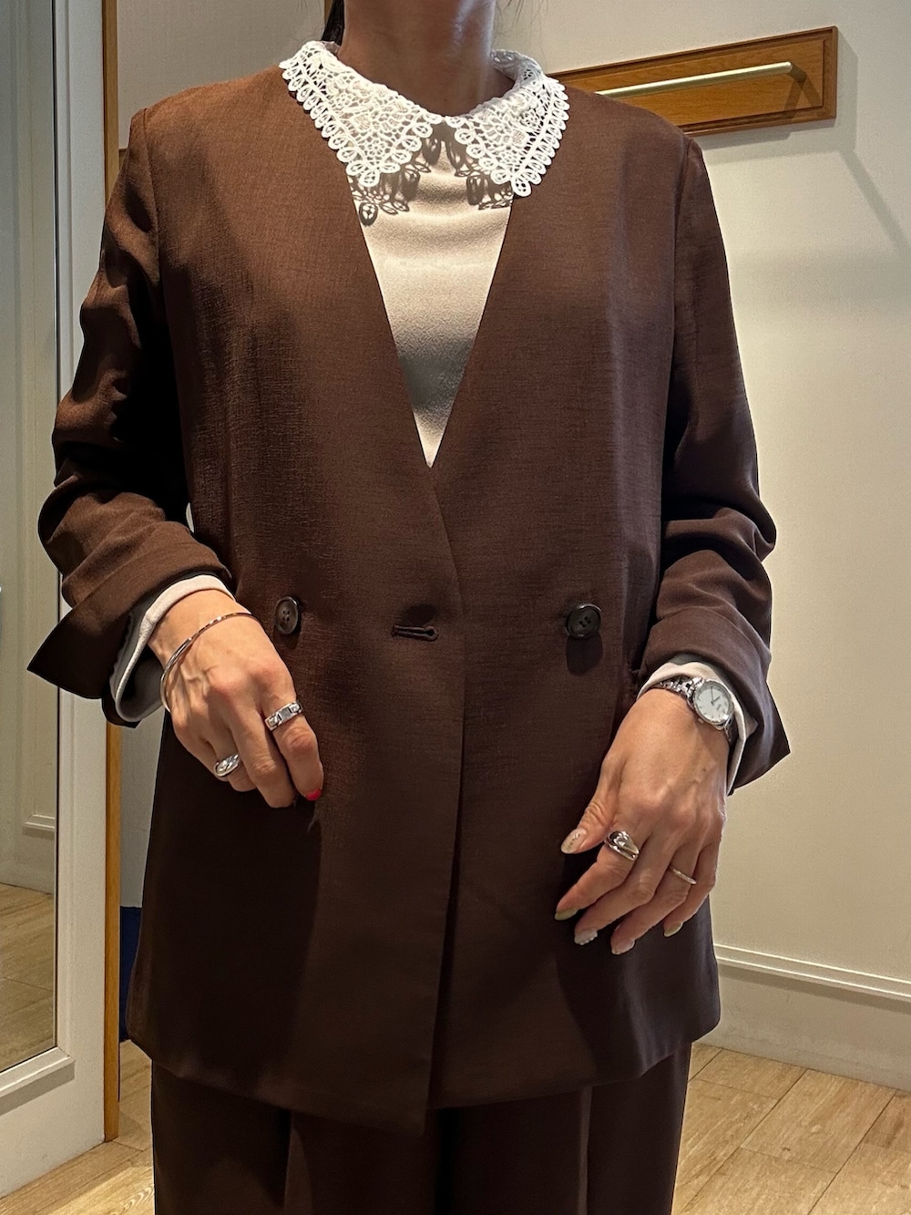 ブラウン系のその他パンツ、ベージュ系のシャツ/ブラウス、ブラウン系のノーカラージャケットを着用したレディースの春コーディネートの6枚目の写真