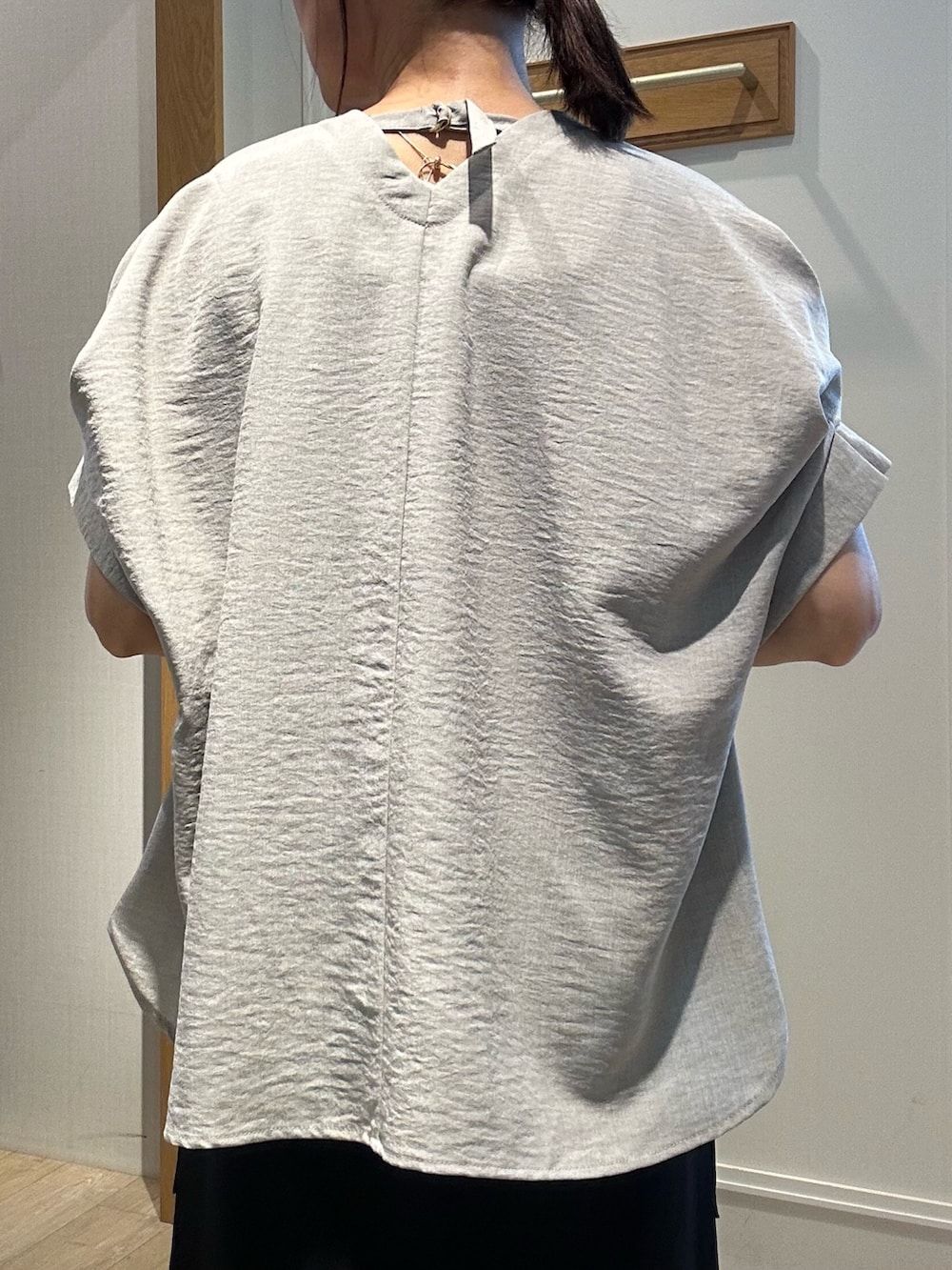 ベージュ系のシャツ/ブラウス、ブラック系のスカート、ブラック系のサンダルを着用したレディースの夏コーディネートの7枚目の写真