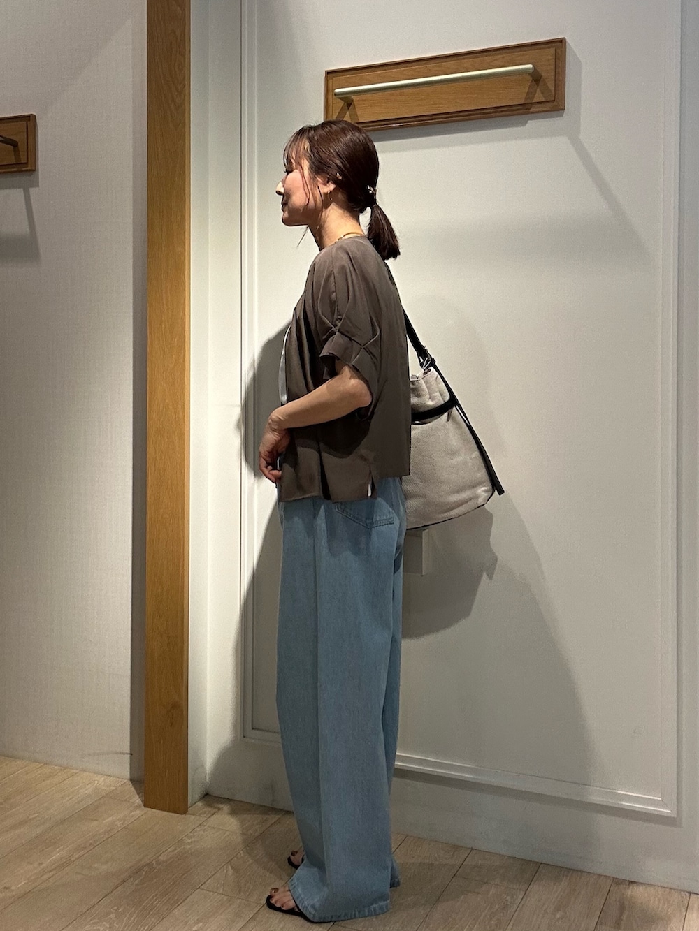 グリーン系のノーカラージャケット、ブルー系のデニムパンツ、ブラック系のサンダルを着用したレディースの夏コーディネートの2枚目の写真