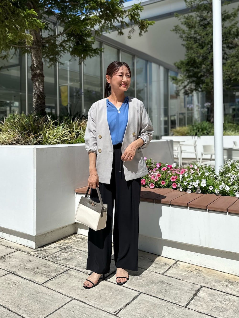 ブルー系のシャツ/ブラウス、ブルー系のその他パンツ、ベージュ系のショルダーバッグを着用したレディースの夏コーディネートの7枚目の写真