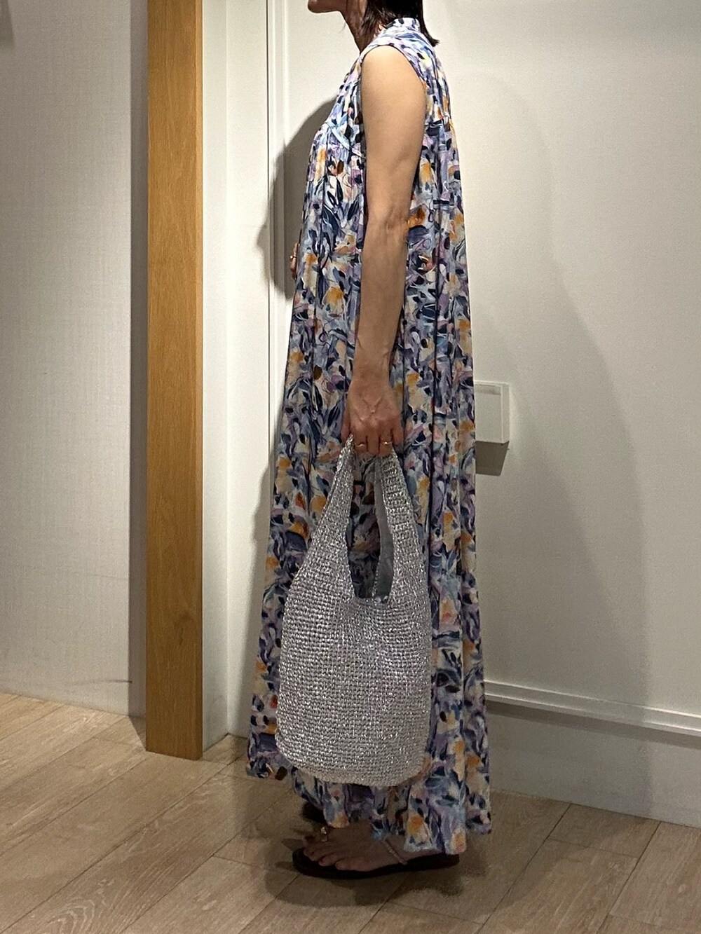 ブルー系のワンピース、グレー系のニット/セーター、ブラウン系のサンダルを着用したレディースの夏コーディネートの4枚目の写真