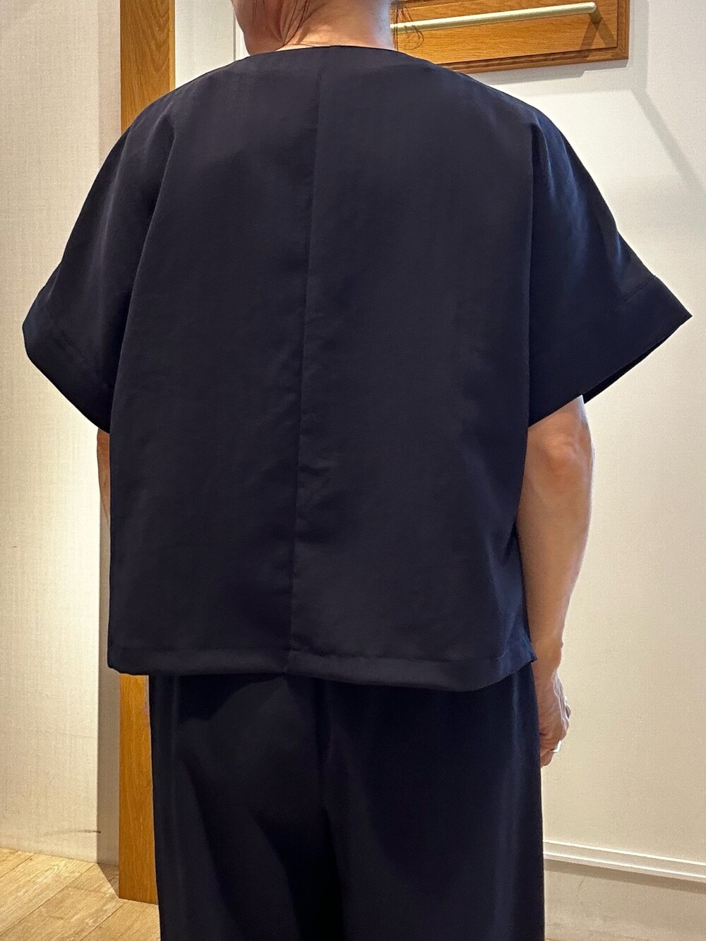 ブルー系のその他パンツ、ブルー系のダウンジャケット/コート、ホワイト系のTシャツ/カットソーを着用したレディースの夏コーディネートの7枚目の写真