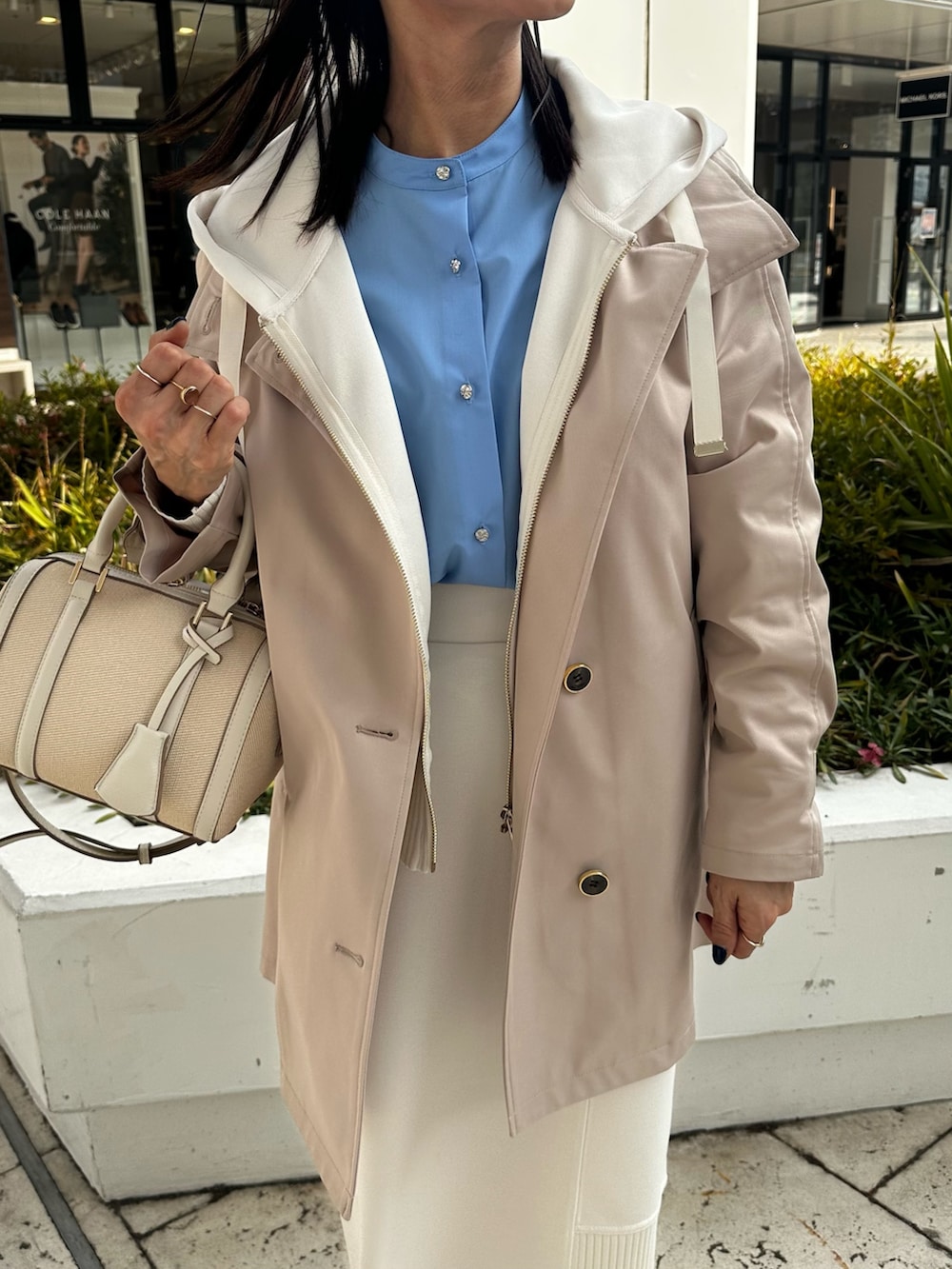 ベージュ系のその他アウター、ホワイト系のパーカー、ブルー系のシャツ/ブラウスを着用したレディースの冬コーディネートの4枚目の写真