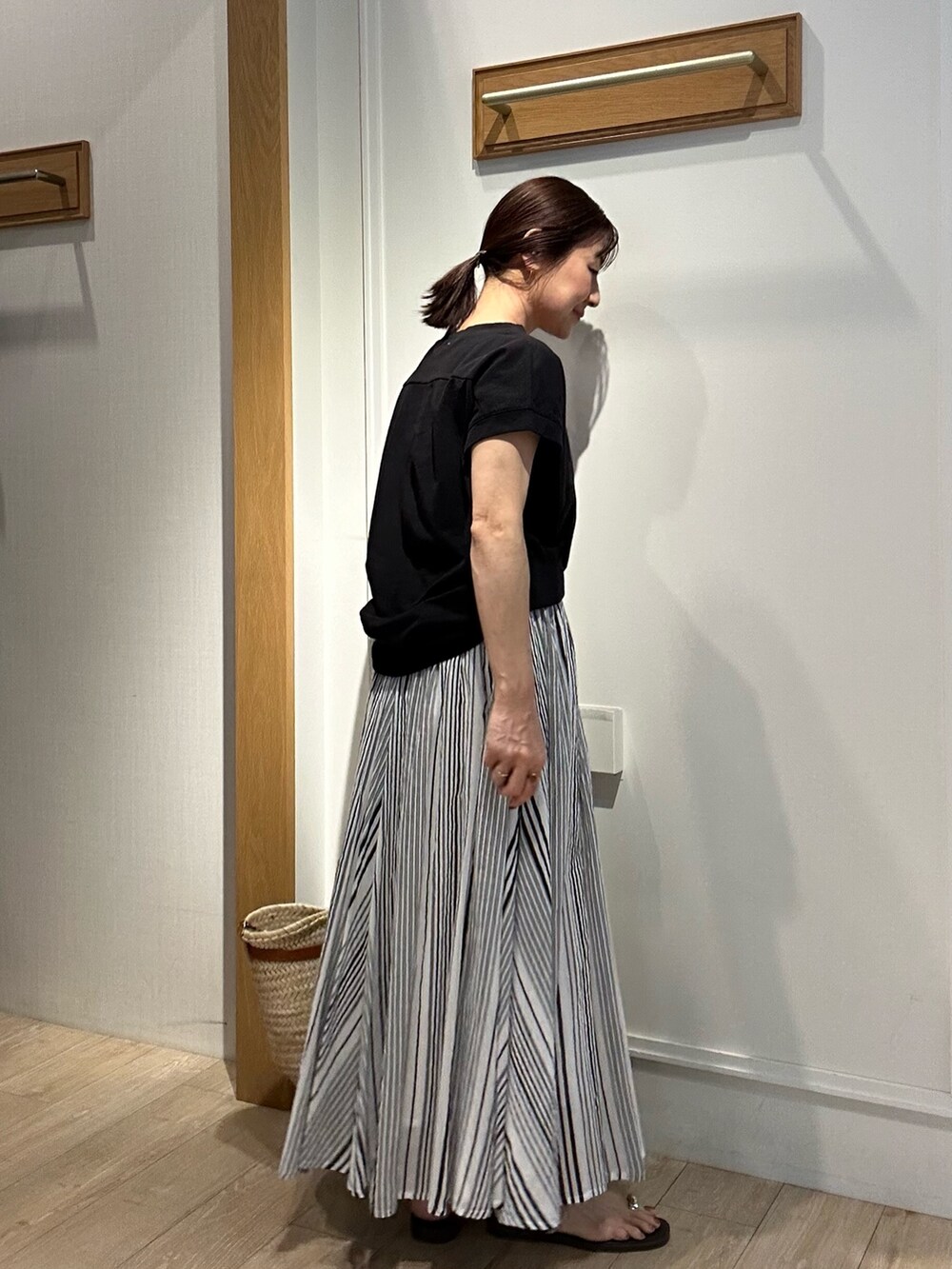 ブラック系のTシャツ/カットソー、グレー系のスカートを着用したレディースの夏コーディネートの4枚目の写真