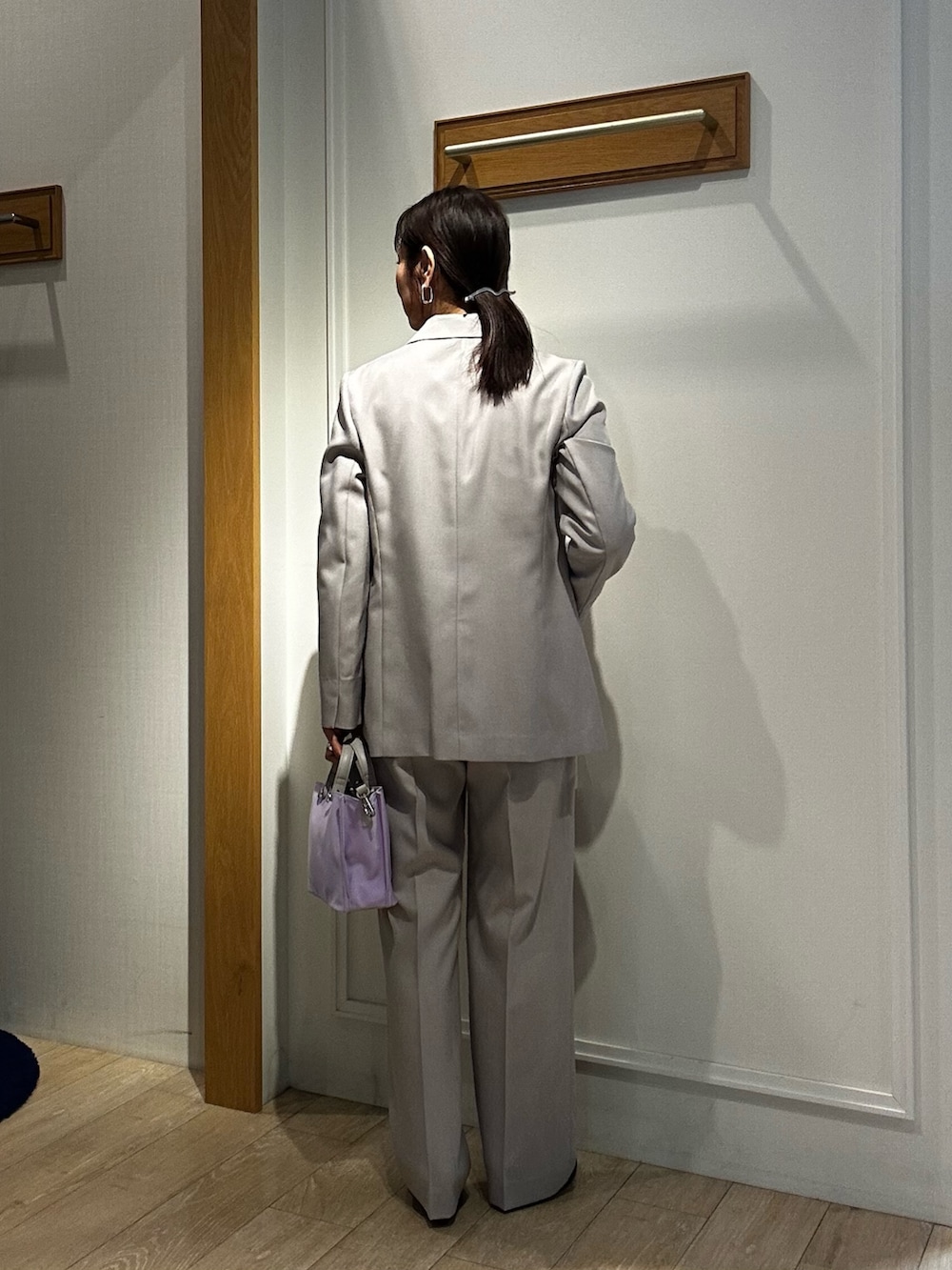 ベージュ系のテーラードジャケット、ベージュ系のその他パンツ、ホワイト系のシャツ/ブラウスを着用したレディースの冬コーディネートの3枚目の写真