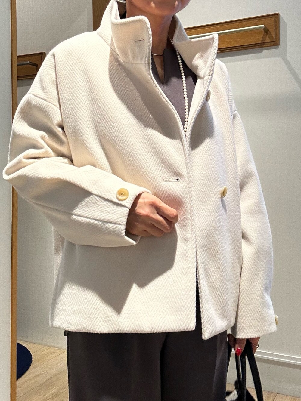 グレー系のシャツ/ブラウス、ホワイト系のテーラードジャケット、グレー系のその他パンツを着用したレディースの冬コーディネートの4枚目の写真