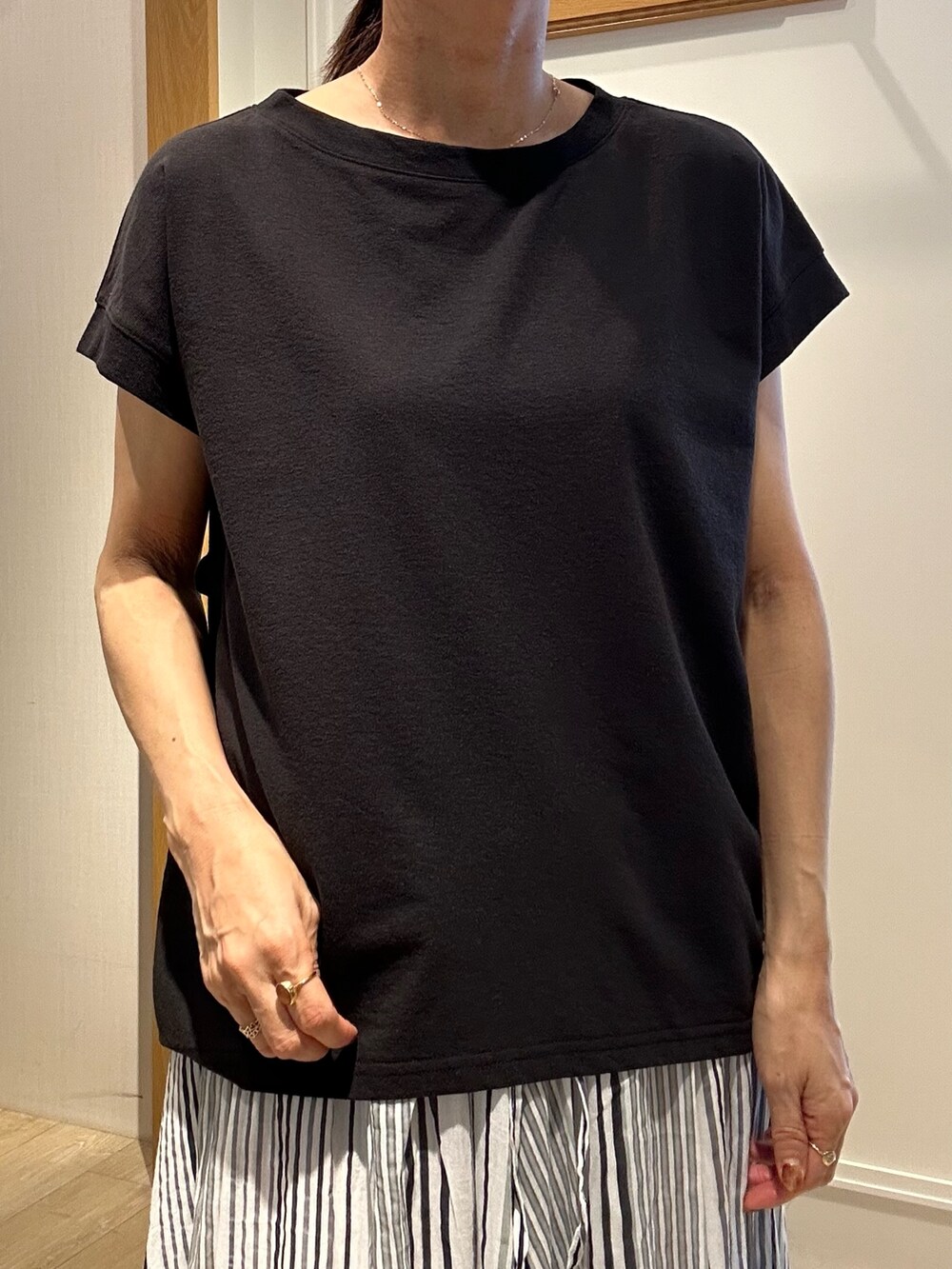 ブラック系のTシャツ/カットソー、グレー系のスカートを着用したレディースの夏コーディネートの9枚目の写真