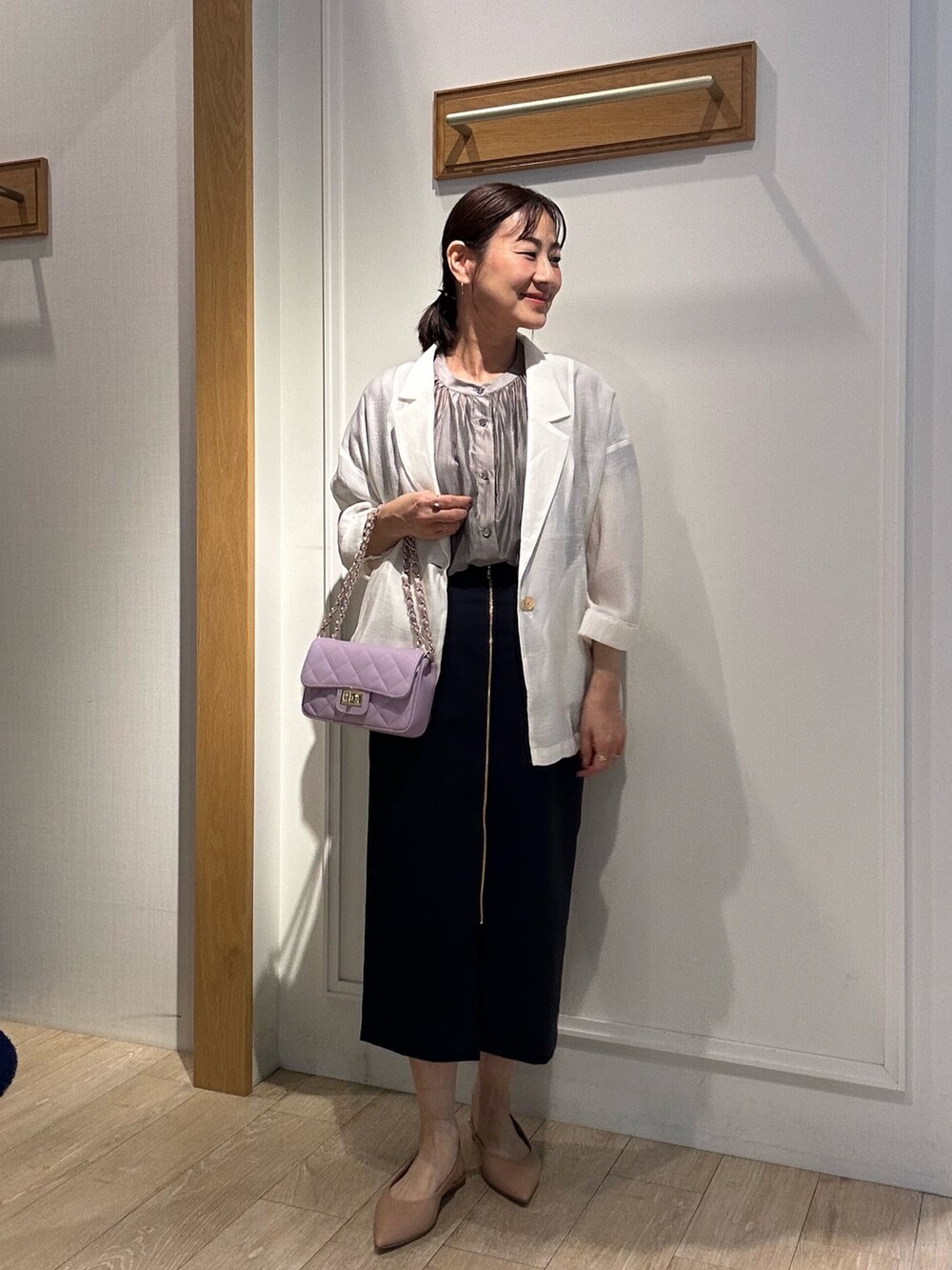 ベージュ系のシャツ/ブラウス、ブルー系のスカート、ベージュ系のシューズを着用したレディースの春コーディネートの10枚目の写真