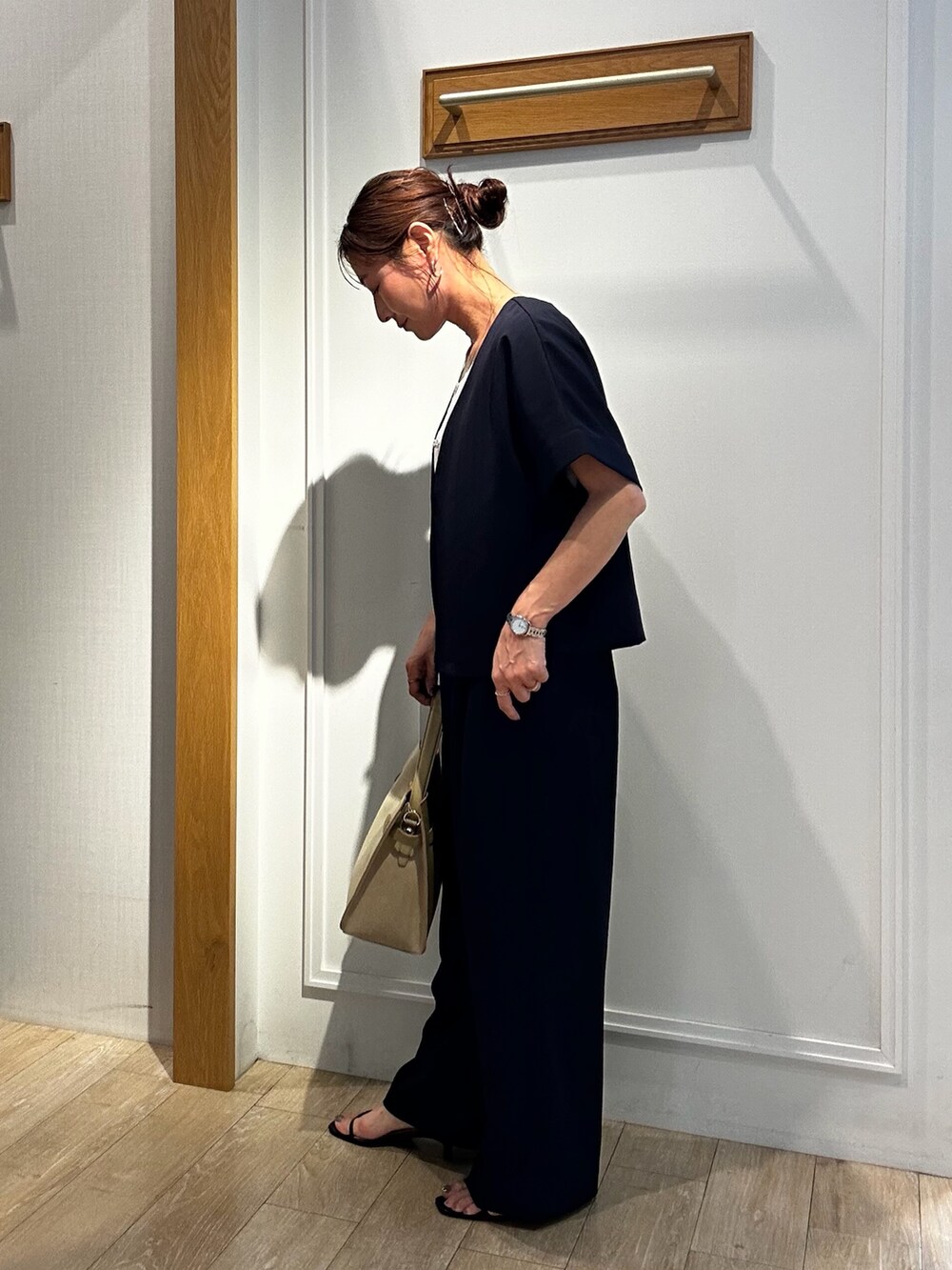ブルー系のその他パンツ、ブルー系のダウンジャケット/コート、ホワイト系のTシャツ/カットソーを着用したレディースの夏コーディネートの3枚目の写真