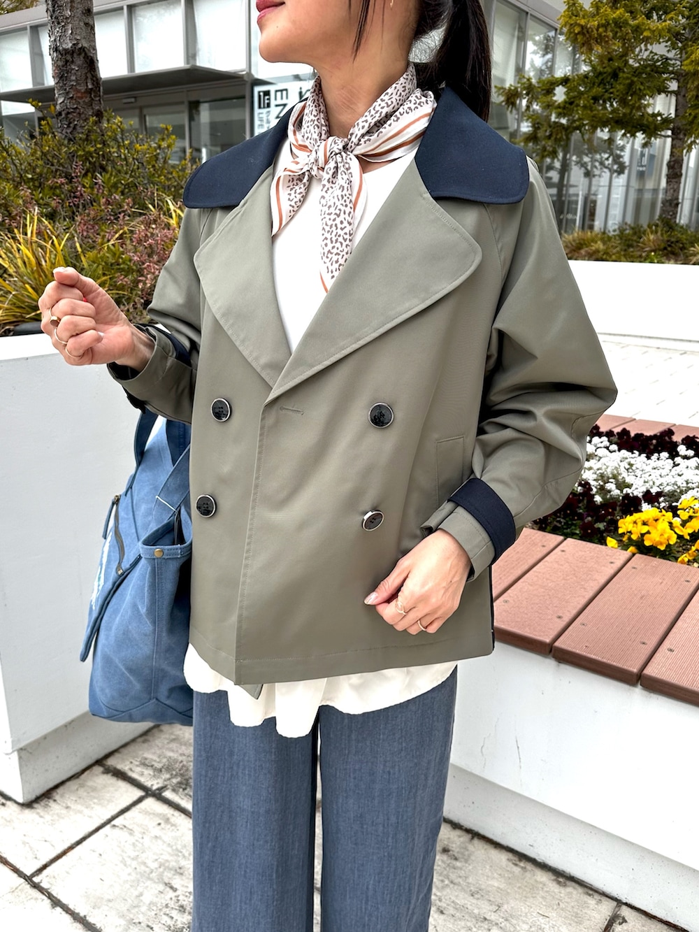 ブルー系のその他パンツ、ブルー系のトートバッグ、ホワイト系のシャツ/ブラウスを着用したレディースの春コーディネートの4枚目の写真