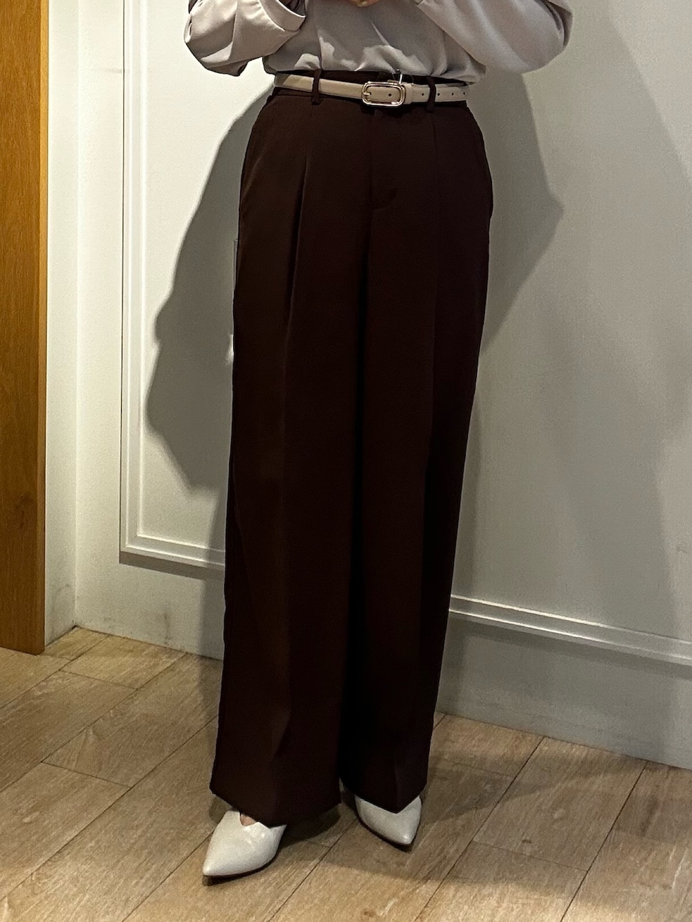 ブラウン系のその他パンツ、ベージュ系のシャツ/ブラウス、ブラウン系のノーカラージャケットを着用したレディースの春コーディネートの9枚目の写真