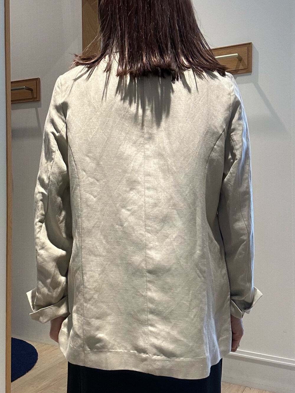 ベージュ系のテーラードジャケット、グリーン系のシャツ/ブラウス、ブラック系のスカートを着用したレディースの春コーディネートの7枚目の写真