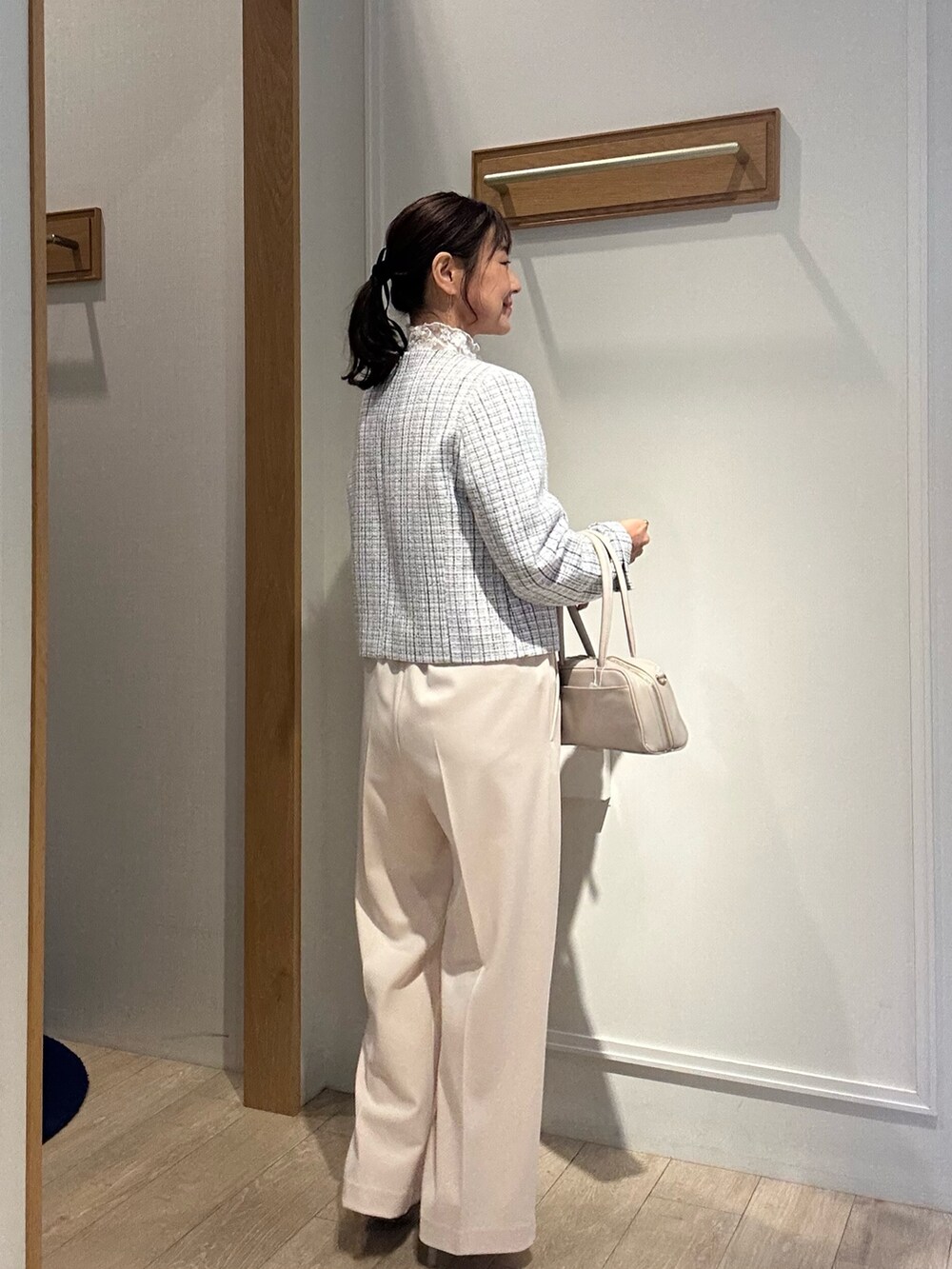 「低身長コーデ、ジャケットコーデ、ベージュコーデ、入学式、入園式、入学式コーデ、入学式・卒業式、入園式コーデ、入学式ママコーデ、入園式ママコーデ、セレモニー、セレモニーコーデ、オケージョン、オケージョンスタイル」｜「MICO COULIERの花柄チュールレースカットソー（Tシャツ/カットソー、ホワイト系）」を使った、daimonさん（骨格ナチュラル・レディース・154cm）の冬コーディネートの4枚目の写真